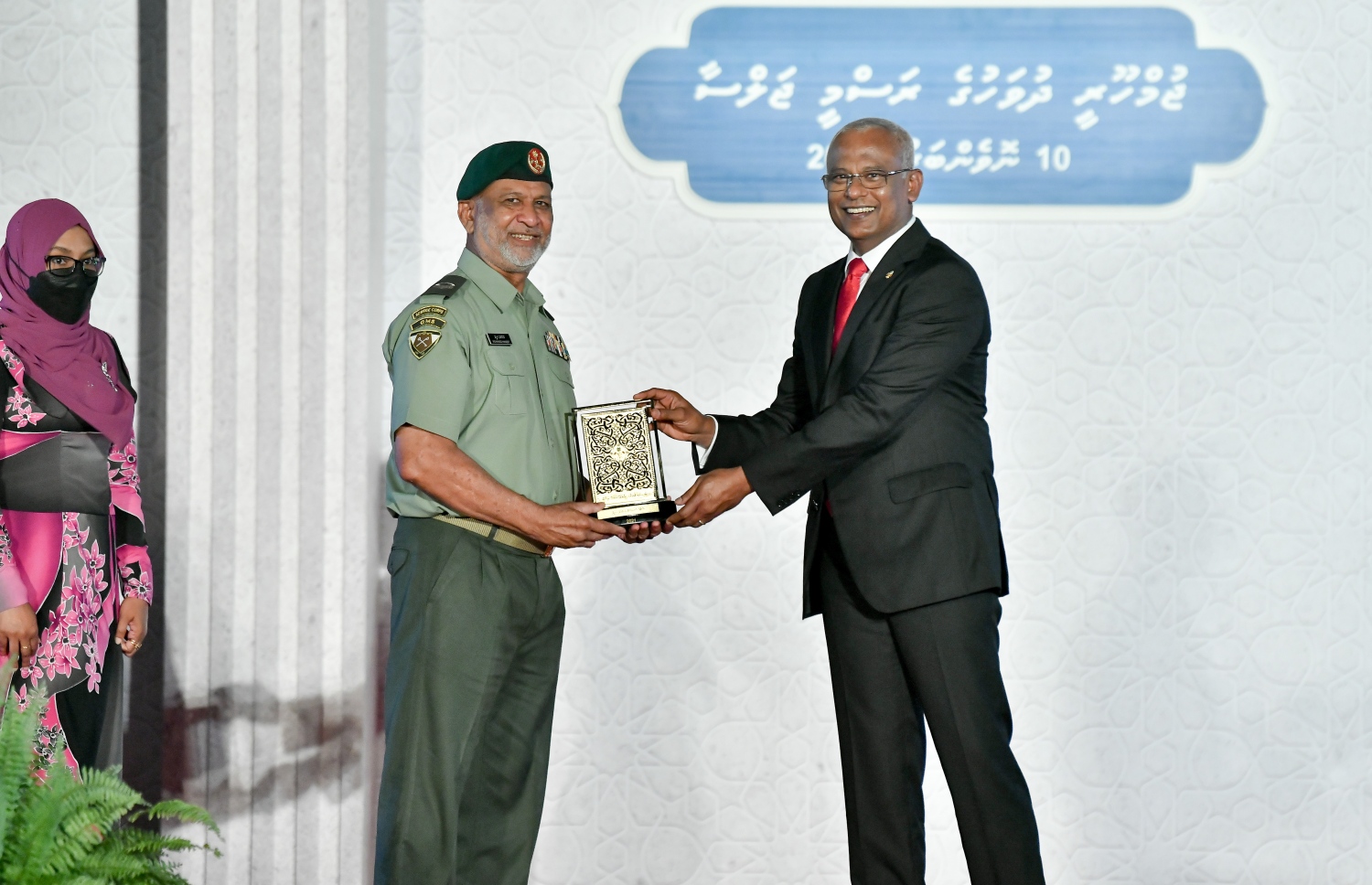 މާލެ- ނޮވެމްބަރު 10، 2021: ޖުމްހޫރީ ދުވަހުގެ މުނާސަބަތުގަައި ޖުމްހޫރީ މައިދާނުގައި ރޭ ބޭއްވި ޖަލްސާގައި ދައުލަތަށް ހިދުމަތްކުރުމުގެ އިނާމު ލިބުނު ބޭފުޅަކަށް ރައީސް އިނާމު ދެއްވަނީ--. ފޮޓޯ: ނިޝާން އަލީ/ މިހާރު