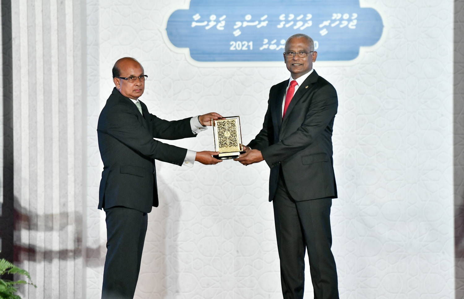 މާލެ- ނޮވެމްބަރު 10، 2021: ޖުމްހޫރީ ދުވަހުގެ މުނާސަބަތުގަައި ޖުމްހޫރީ މައިދާނުގައި ރޭ ބޭއްވި ރަސްމީ ޖަލްސާގައި ދައުލަތަށް ހިދުމަތްކުރުމުގެ އިނާމު ލިބުނު ބޭފުޅަކަށް ރައީސް އިނާމު ދެއްވަނީ--. ފޮޓޯ: ނިޝާން އަލީ/ މިހާރު