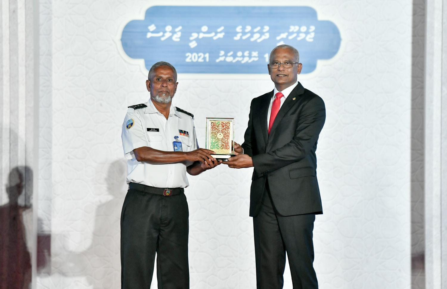 މާލެ- ނޮވެމްބަރު 10، 2021: ޖުމްހޫރީ ދުވަހުގެ މުނާސަބަތުގަައި ޖުމްހޫރީ މައިދާނުގައި ރޭ ބޭއްވި ރަސްމީ ޖަލްސާގައި ދައުލަތަށް ހިދުމަތްކުރުމުގެ އިނާމު ލިބުނު ބޭފުޅަކަށް ރައީސް އިނާމު ދެއްވަނީ--. ފޮޓޯ: ނިޝާން އަލީ/ މިހާރު