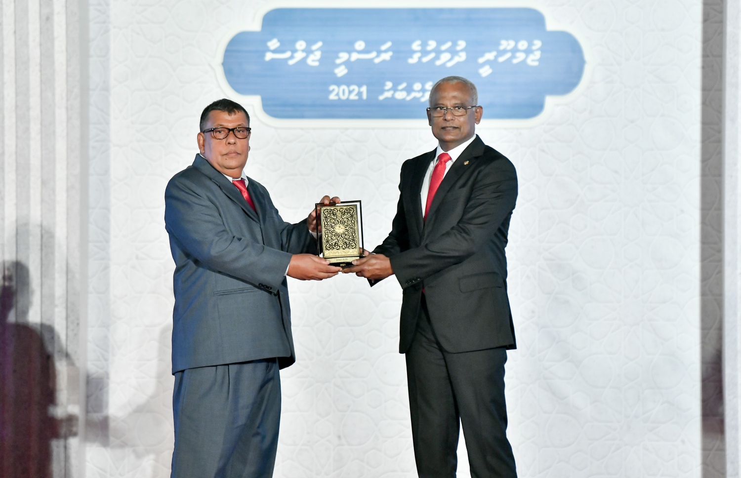 މާލެ- ނޮވެމްބަރު 10، 2021: ޖުމްހޫރީ ދުވަހުގެ މުނާސަބަތުގަައި ޖުމްހޫރީ މައިދާނުގައި ރޭ ބޭއްވި ރަސްމީ ޖަލްސާގައި ދައުލަތަށް ހިދުމަތްކުރުމުގެ އިނާމު ލިބުނު ބޭފުޅަކަށް ރައީސް އިނާމު ދެއްވަނީ--. ފޮޓޯ: ނިޝާން އަލީ/ މިހާރު