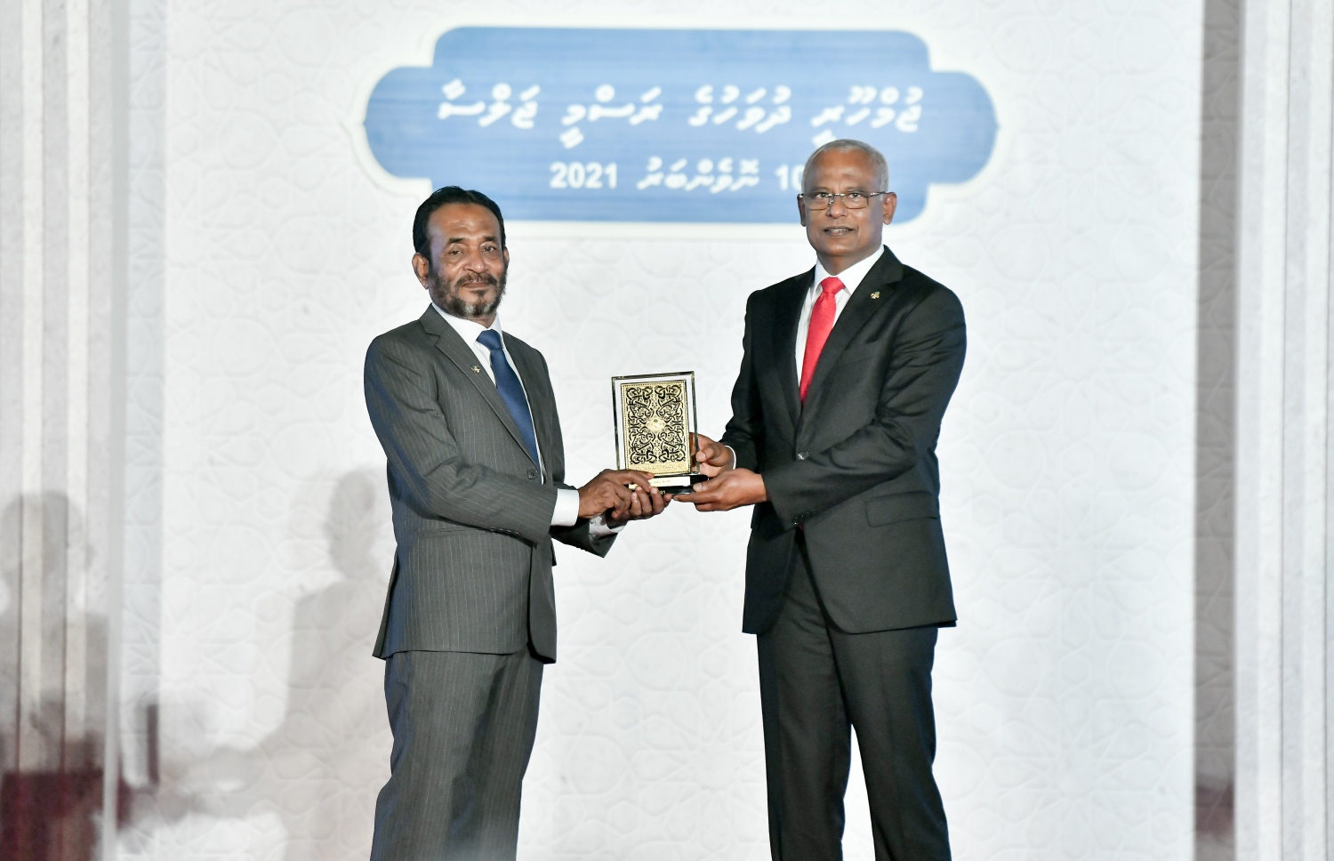 މާލެ- ނޮވެމްބަރު 10، 2021: ޖުމްހޫރީ ދުވަހުގެ މުނާސަބަތުގަައި ޖުމްހޫރީ މައިދާނުގައި ރޭ ބޭއްވި ރަސްމީ ޖަލްސާގައި ދައުލަތަށް ހިދުމަތްކުރުމުގެ އިނާމު ލިބުނު ބޭފުޅަކަށް ރައީސް އިނާމު ދެއްވަނީ--. ފޮޓޯ: ނިޝާން އަލީ/ މިހާރު