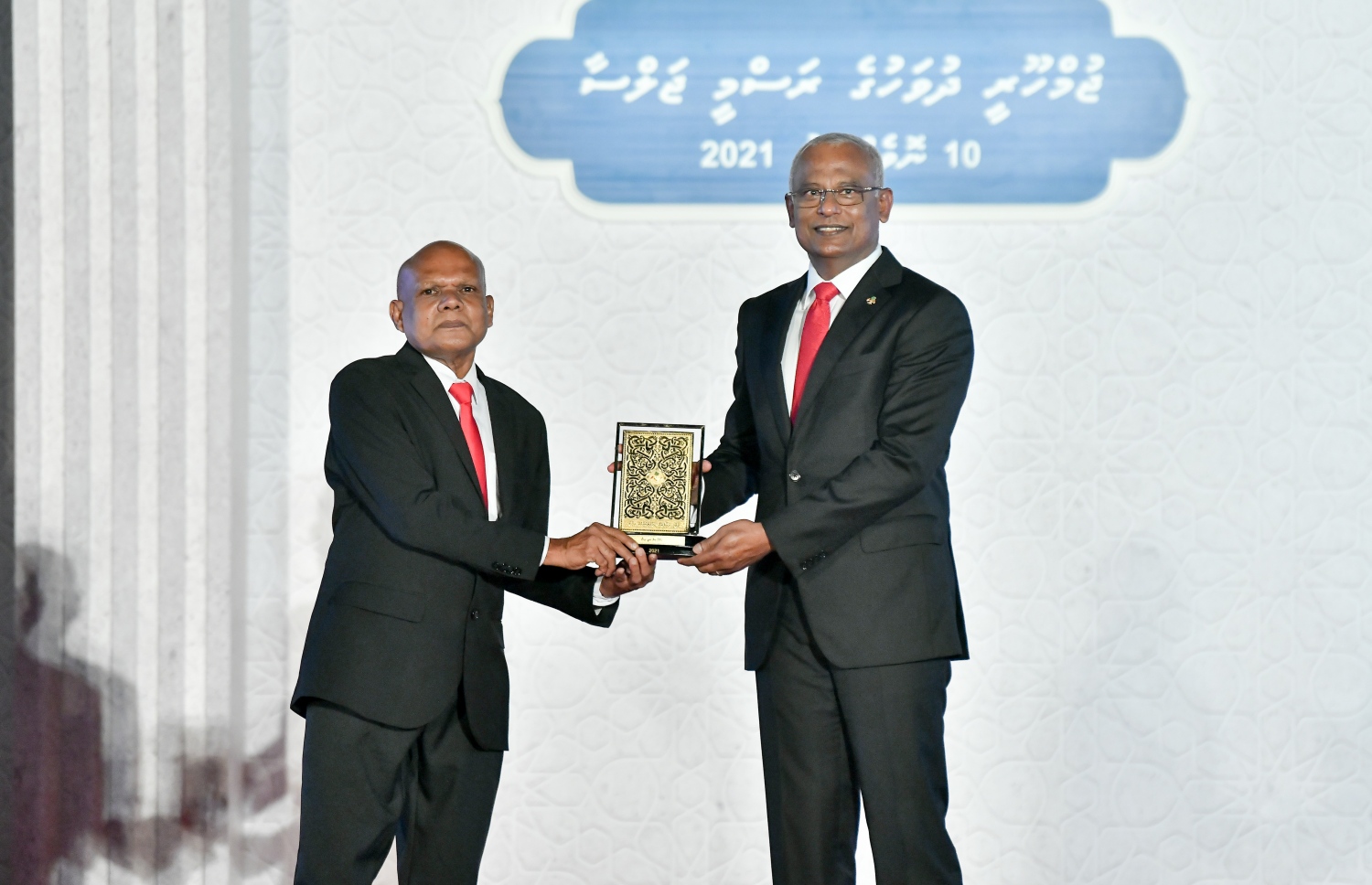 މާލެ- ނޮވެމްބަރު 10، 2021: ޖުމްހޫރީ ދުވަހުގެ މުނާސަބަތުގަައި ޖުމްހޫރީ މައިދާނުގައި ރޭ ބޭއްވި ޖަލްސާގައި ދައުލަތަށް ހިދުމަތްކުރުމުގެ އިނާމު ލިބުނު ބޭފުޅަކަށް ރައީސް އިނާމު ދެއްވަނީ--. ފޮޓޯ: ނިޝާން އަލީ/ މިހާރު