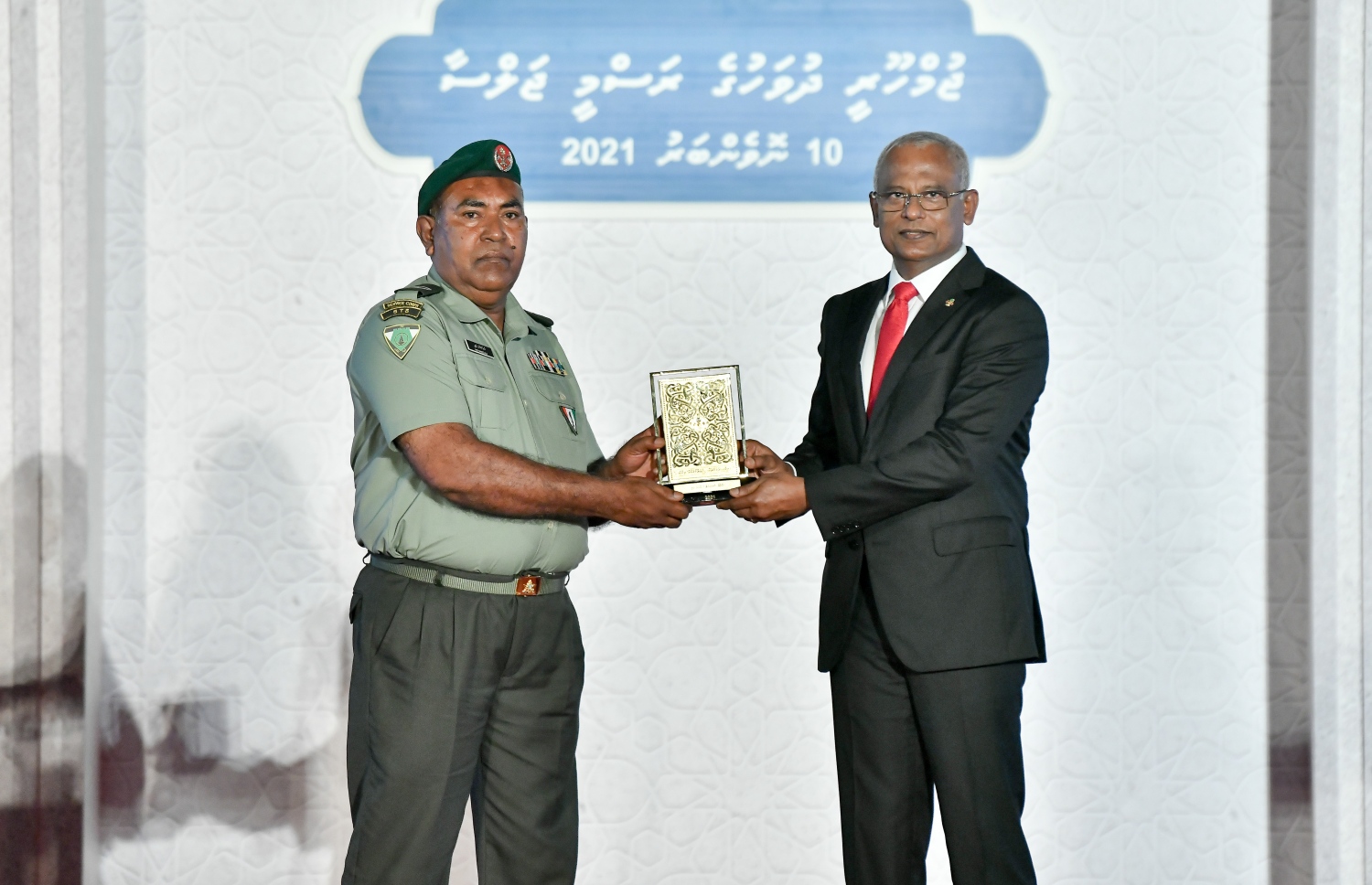 މާލެ- ނޮވެމްބަރު 10، 2021: ޖުމްހޫރީ ދުވަހުގެ މުނާސަބަތުގަައި ޖުމްހޫރީ މައިދާނުގައި ރޭ ބޭއްވި ރަސްމީ ޖަލްސާގައި ދައުލަތަށް ހިދުމަތްކުރުމުގެ އިނާމު ލިބުނު ބޭފުޅަކަށް ރައީސް އިނާމު ދެއްވަނީ--. ފޮޓޯ: ނިޝާން އަލީ/ މިހާރު