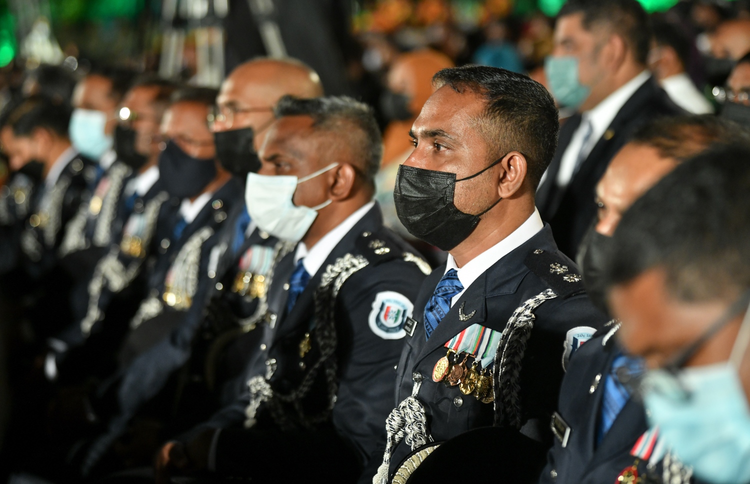 މާލެ- ނޮވެމްބަރު 10، 2021: ޖުމްހޫރީ ދުވަހުގެ މުނާސަބަތުގަައި ޖުމްހޫރީ މައިދާނުގައި ރޭ ބޭއްވި ރަސްމީ ޖަލްސާގައި ބައިވެރިވި ބައެއް ފުލުސް އޮފިސަރުން--. ފޮޓޯ: ނިޝާން އަލީ/ މިހާރު