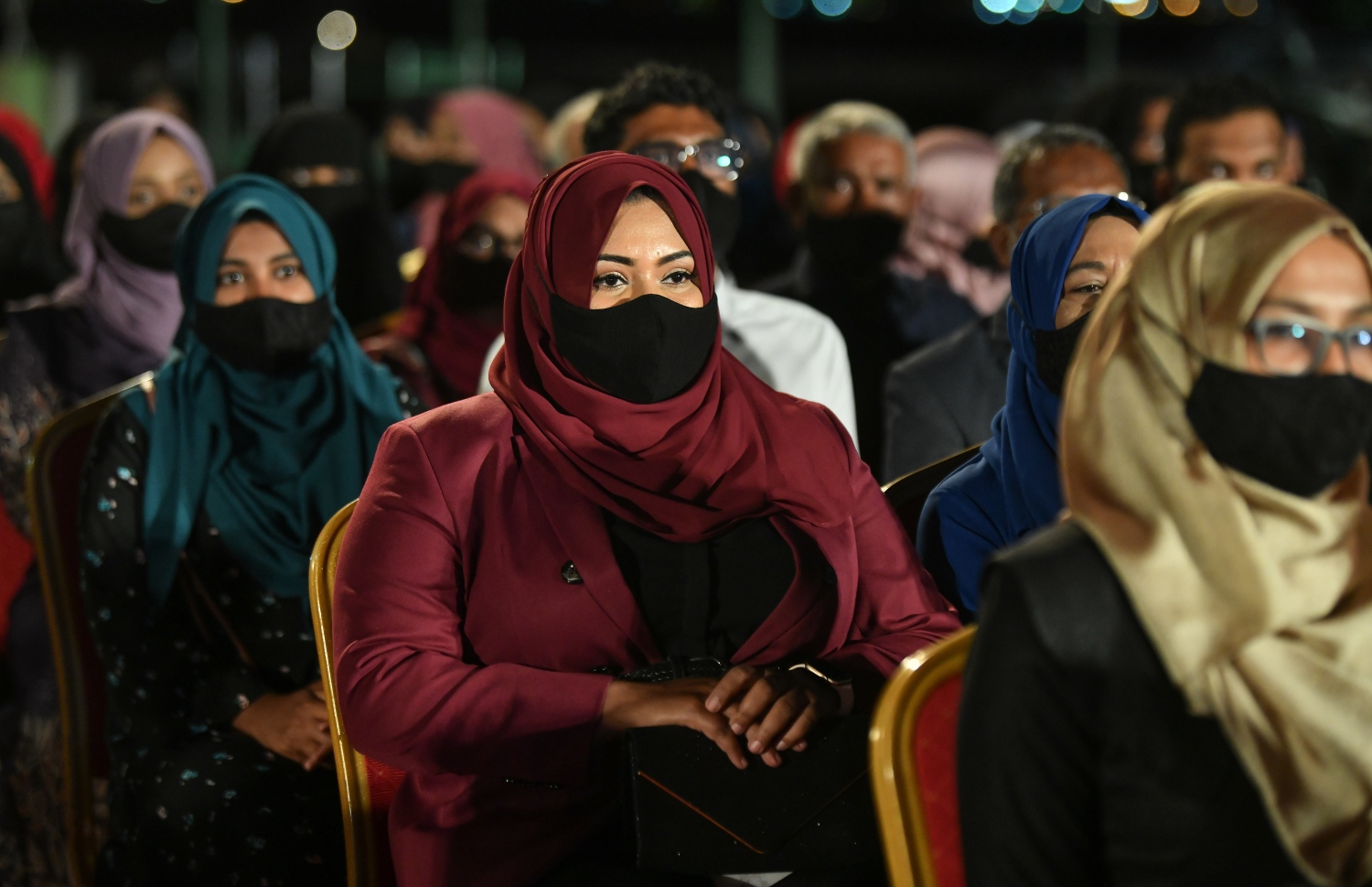 ޖުމްހޫރީ ދުވަހުގެ މުނާސަބަތުގަައި ޖުމްހޫރީ މައިދާނުގައި ރޭ ބޭއްވި ހަފުލާގައި ބައިވެރިވި ބައެއް މީހުން--. ފޮޓޯ: ނިޝާން އަލީ/ މިހާރު