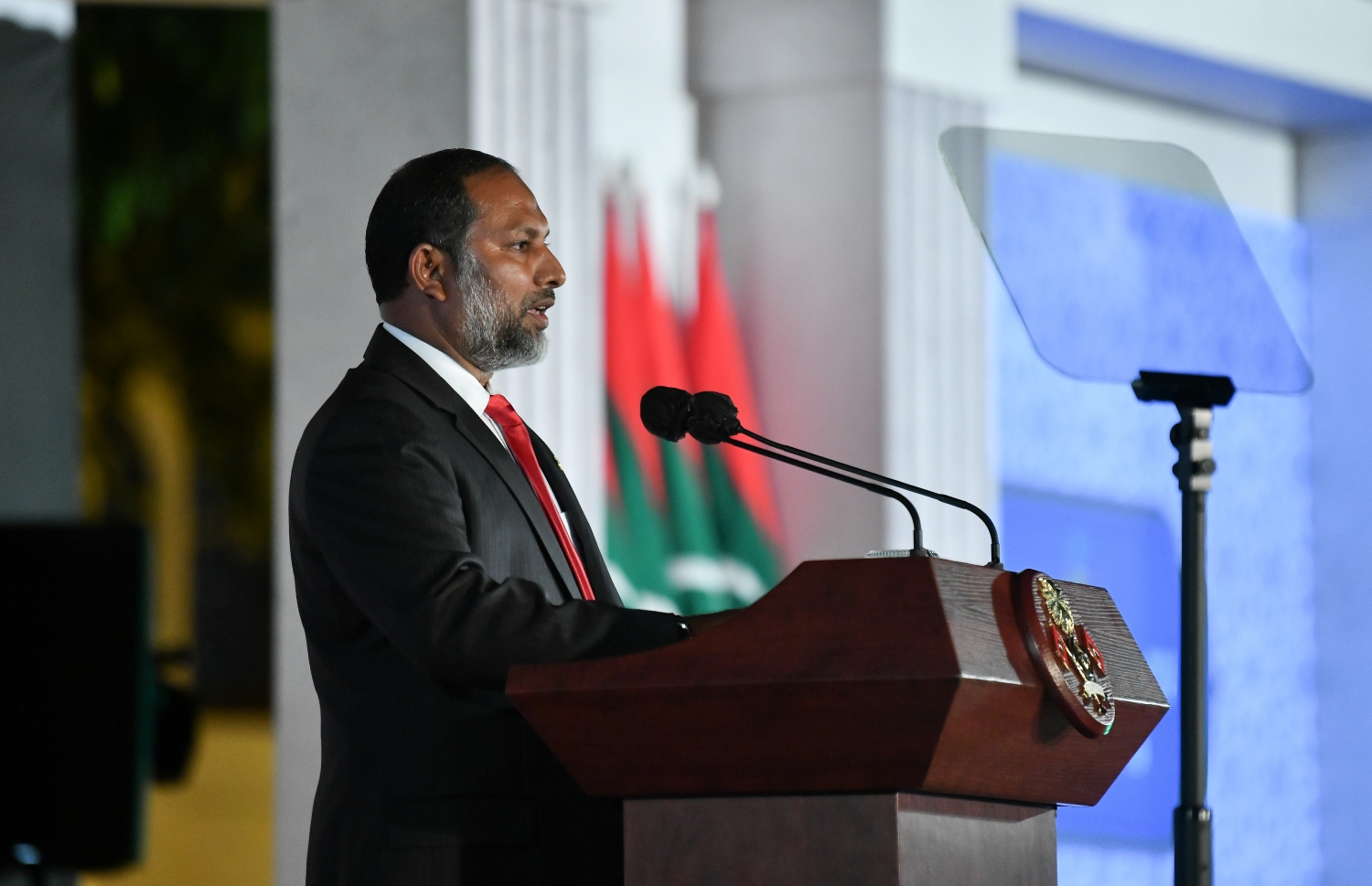 މާލެ- ނޮވެމްބަރު 11، 2021: ޖުމްހޫރީ ދުވަހުގެ މުނާސަބަތުގަައި ޖުމްހޫރީ މައިދާނުގައި ރޭ ބޭއްވި ޖަލްސާގައި ހޯމް މިނިސްޓަރު އިމްރާން އަބްދުﷲ ވާހަކަފުޅު ދައްކަވަނީ --. ފޮޓޯ: ނިޝާން އަލީ/ މިހާރު