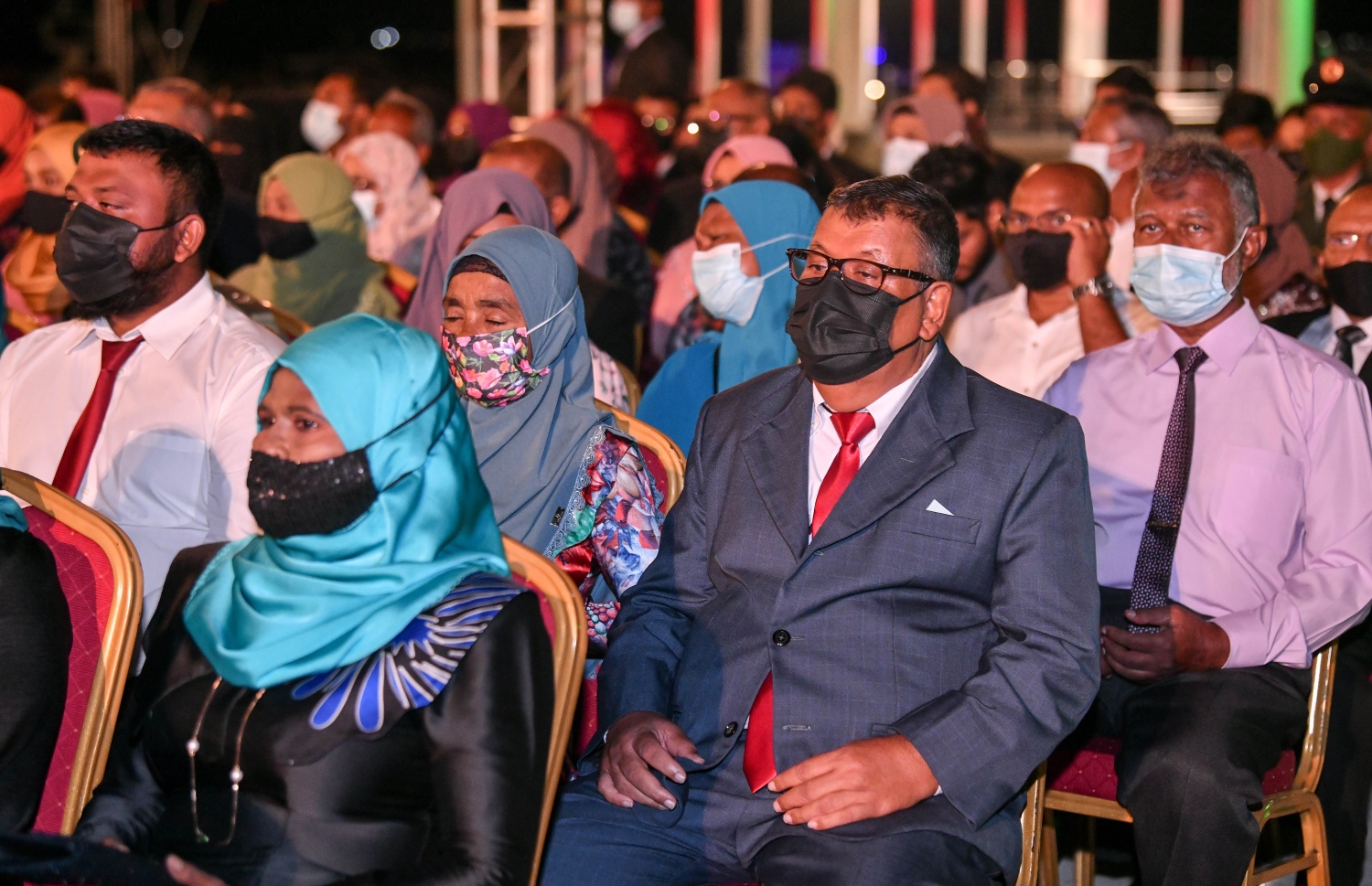 މާލެ- ނޮވެމްބަރު 10، 2021: ޖުމްހޫރީ ދުވަހުގެ މުނާސަބަތުގަައި ޖުމްހޫރީ މައިދާނުގައި ރޭ ބޭއްވި ހަފުލާގައި ބައިވެރިވި ބައެއް މީހުން--. ފޮޓޯ: ނިޝާން އަލީ/ މިހާރު