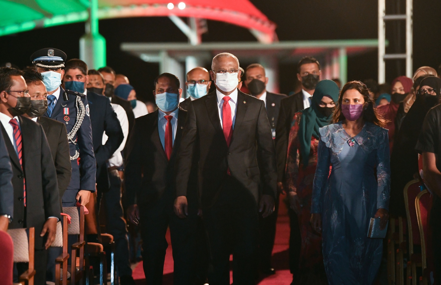 މާލެ- ނޮވެމްބަރު 10، 2021: ޖުމްހޫރީ ދުވަހުގެ މުނާސަބަތުގަައި ޖުމްހޫރީ މައިދާނުގައި ބޭއްވި ރަސްމީ ޖަލްސާއަށް ރައީސް ގެ ދެކަނބަލުން ވަޑައިގަންނަވަނީ--. ފޮޓޯ: ނިޝާން އަލީ/ މިހާރު