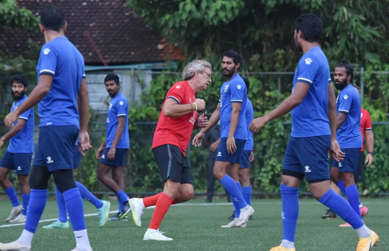 ޓީމްގެ ޕްރެކްޓިހުގައި މޮރިއޭރޯ ކުޅުންތެރިންނަށް ކިޔައި ދެނީ --- ފޮޓޯ: އެފްއޭއެމް