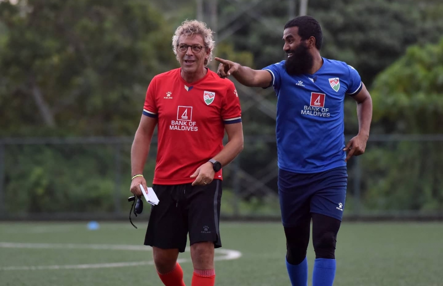 ގައުމީ ފޯވާޑް އަލީ އަޝްފާގާއި ކޯޗް މޮރިއޭރޯ --- ފޮޓޯ: އެފްއޭއެމް