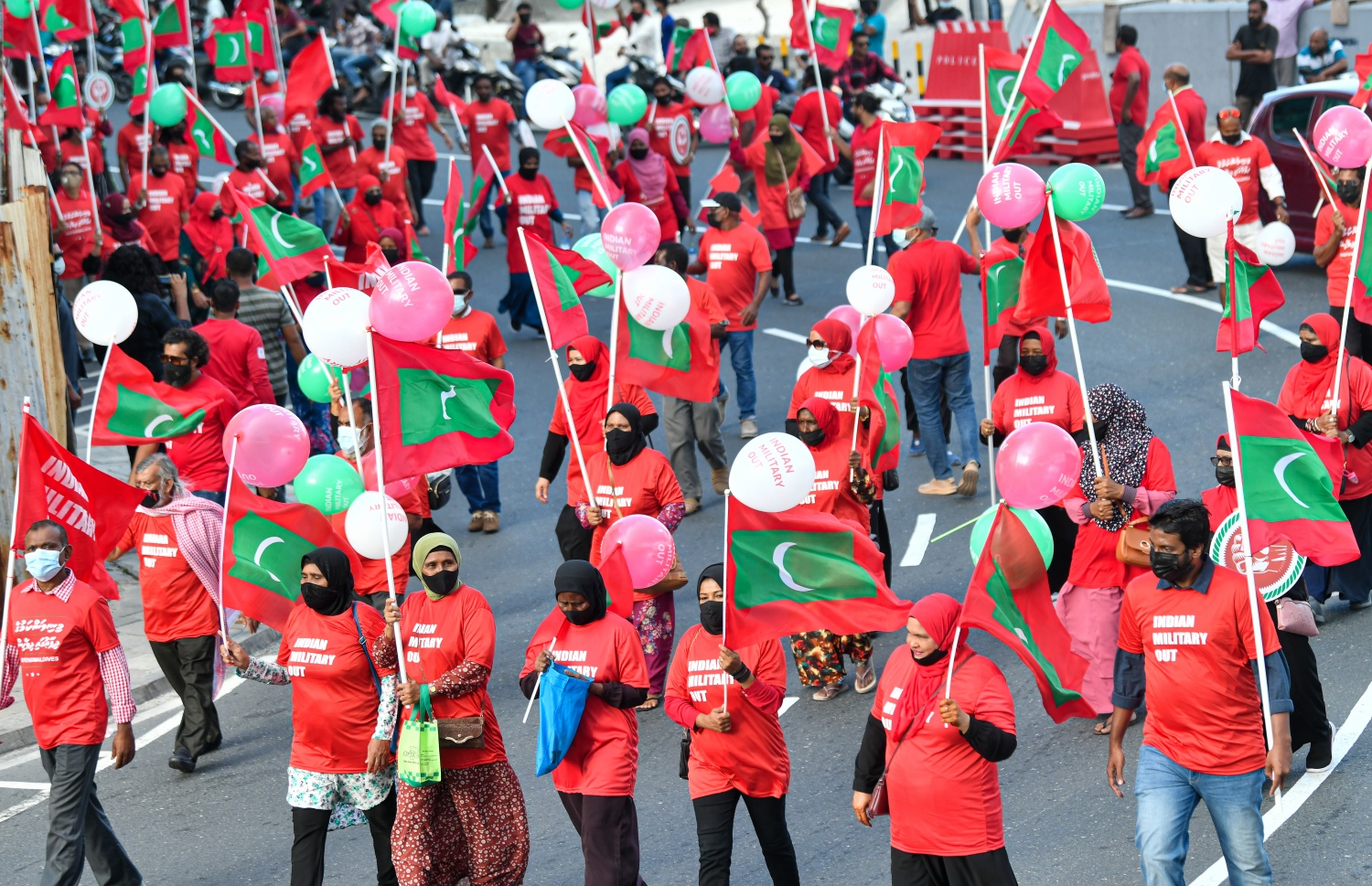 މާލެ- ނޮވެމްބަރު 12، 2021: "މިނިވަންކަމުގެ ދިފާއުގައި" ގެ ނަމުގައި އިދިކޮޅު ކޯލިޝަނުން ބޭއްވި ހިނގާލުމުގެ ބައިވެރިން ރަތްކުލައިގެ ޓީޝާޓު ލައިގެން ގައުމީ ދިދަ ހިފައިގެން ތިބެ، ރާއްޖޭގައި އުޅޭ އިންޑިއާގެ ސިފައިން ފައިބަން ގޮވާލައި އަޑުއުފުލަނީ.---ފޮޓޯ: ފަޔާޒު މޫސާ/ މިހާރު