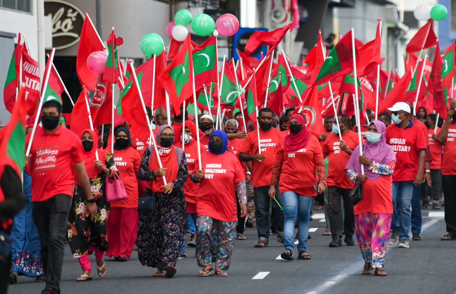 މާލެ- ނޮވެމްބަރު 12، 2021: "މިނިވަންކަމުގެ ދިފާއުގައި" ގެ ނަމުގައި އިދިކޮޅު ކޯލިޝަނުން ބޭއްވި ހިނގާލުމުގެ ބައިވެރިވި އަންހެނުންތަކެއް، ރާއްޖޭގައި ތިބޭ އިންޑިއާގެ ސިފައިން ފައިބަން ގޮވާލައި އަޑުއުފުލަނީ.---ފޮޓޯ: ފަޔާޒު މޫސާ/ މިހާރު