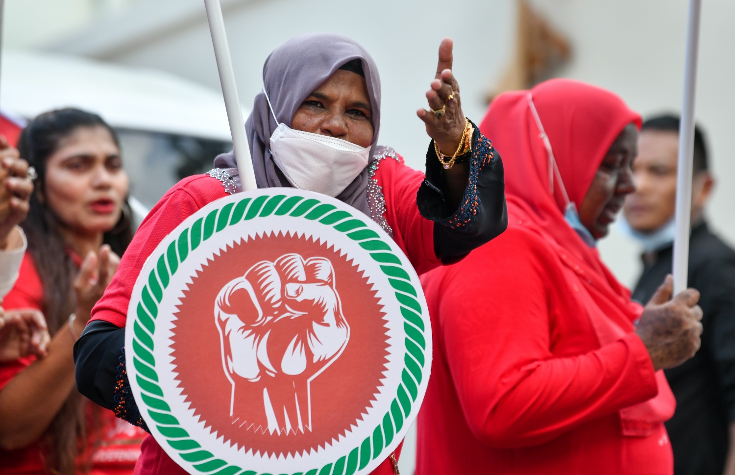 މާލެ- ނޮވެމްބަރު 12، 2021: "މިނިވަންކަމުގެ ދިފާއުގައި" ގެ ނަމުގައި އިދިކޮޅު ކޯލިޝަނުން ބޭއްވި ހިނގާލުމުގެ ބައިވެރިވި އަންހެނުންތަކެއް އެ ހަރަކާތުގެ ލޯގޯ ހިފައިގެން.---ފޮޓޯ: ފަޔާޒު މޫސާ/ މިހާރު