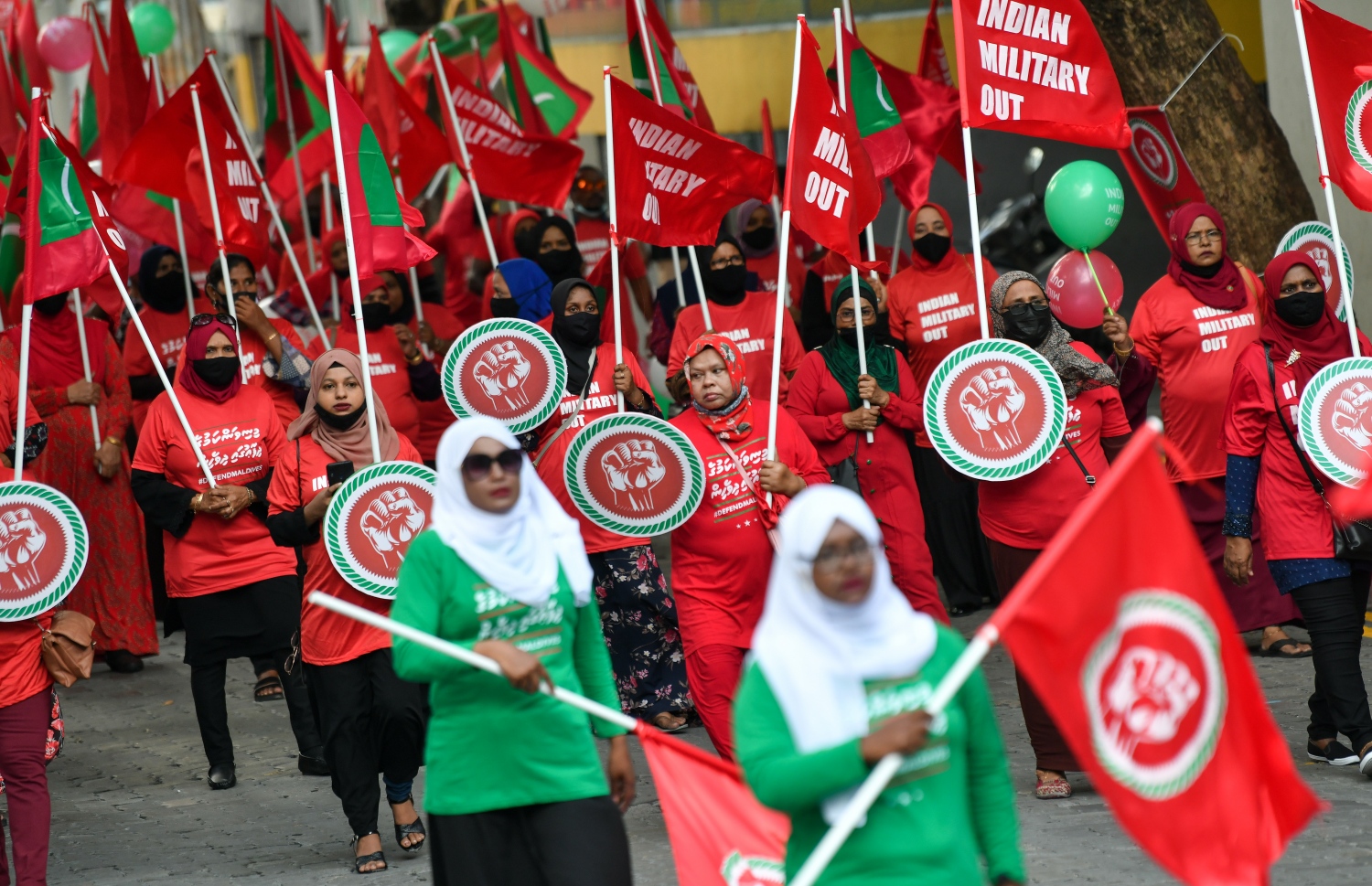 މާލެ- ނޮވެމްބަރު 12، 2021: "މިނިވަންކަމުގެ ދިފާއުގައި" ގެ ނަމުގައި އިދިކޮޅު ކޯލިޝަނުން ބޭއްވި ހިނގާލުމުގެ ބައިވެރިވި އަންހެނުންތަކެއް އެ ހަރަކާތުގެ ލޯގޯ ހިފައިގެން ޝުއޫރު ފާޅުކުރަނީ.---ފޮޓޯ: ފަޔާޒު މޫސާ/ މިހާރު