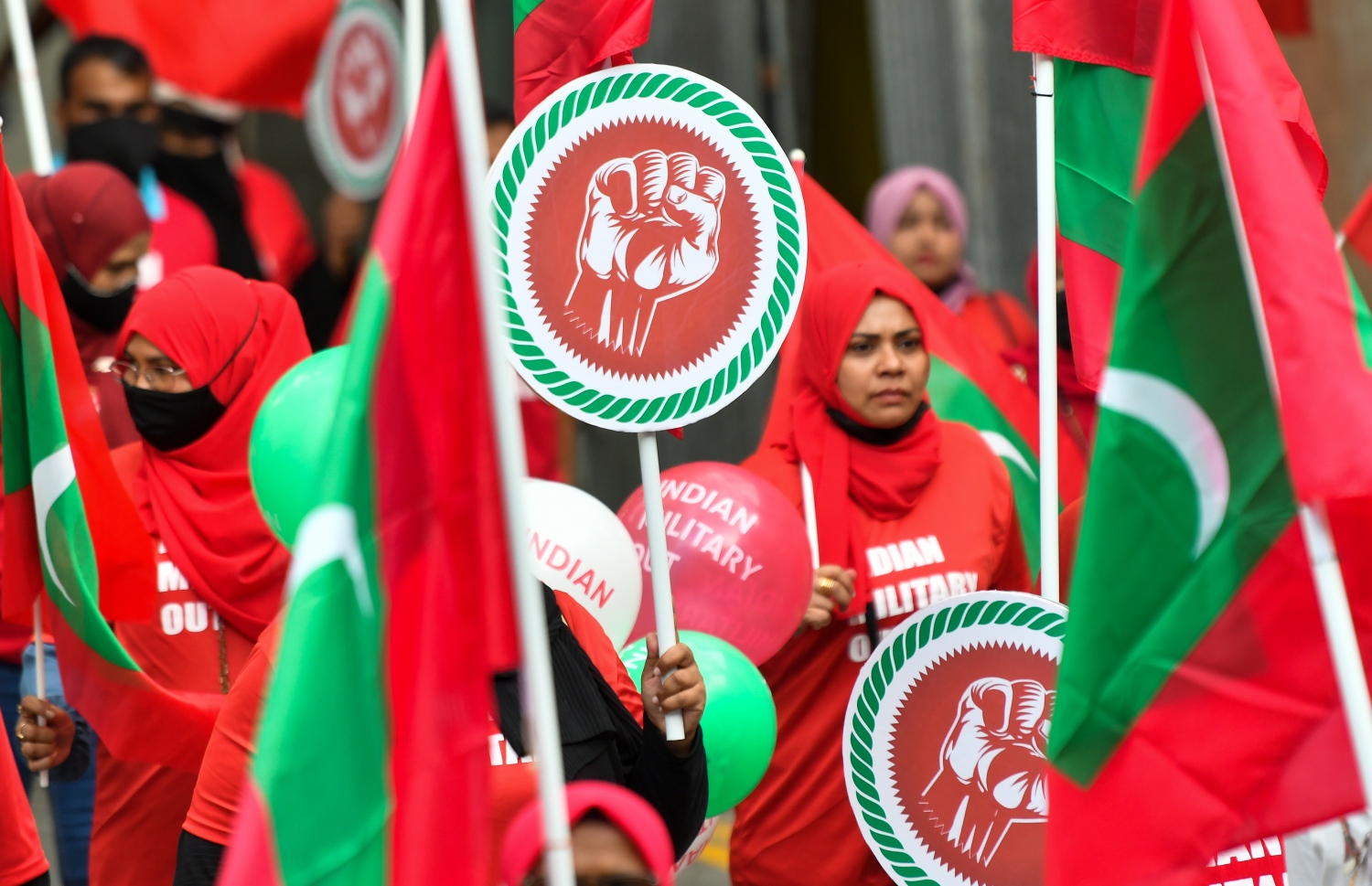 މާލެ- ނޮވެމްބަރު 12، 2021: "މިނިވަންކަމުގެ ދިފާއުގައި" ގެ ނަމުގައި އިދިކޮޅު ކޯލިޝަނުން ބޭއްވި ހިނގާލުމުގެ ބައިވެރިވި އަންހެނުންތަކެއް އެ ހަރަކާތުގެ ލޯގޯ ހިފައިގެން ޝުއޫރު ފާޅުކުރަނީ.---ފޮޓޯ: ފަޔާޒު މޫސާ/ މިހާރު