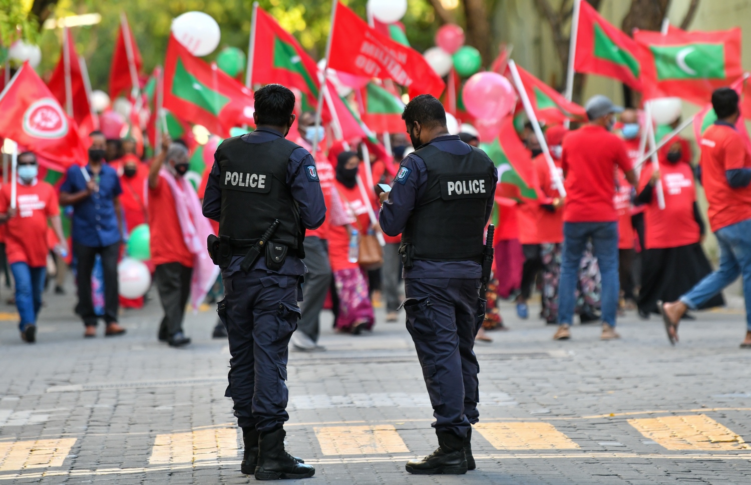 މާލެ- ނޮވެމްބަރު 12، 2021: ރާއްޖޭގައި ތިބޭ އިންޑިއާގެ ސިފައިން ރާއްޖެ ދޫކޮށް ދާން ގޮވާލައި އިިދިކޮޅު ކޯލިޝަނުން މިއަދު ހަވީރު އަމީނީ މަގުގައި ހިނގާލުން ކުރިއަށް ގެންދާއިރު ދެ ފުލުހަކު ސަލާމަތީ ކަންކަން ބަލަހައްޓަނީ.---ފޮޓޯ: ފަޔާޒު މޫސާ/ މިހާރު