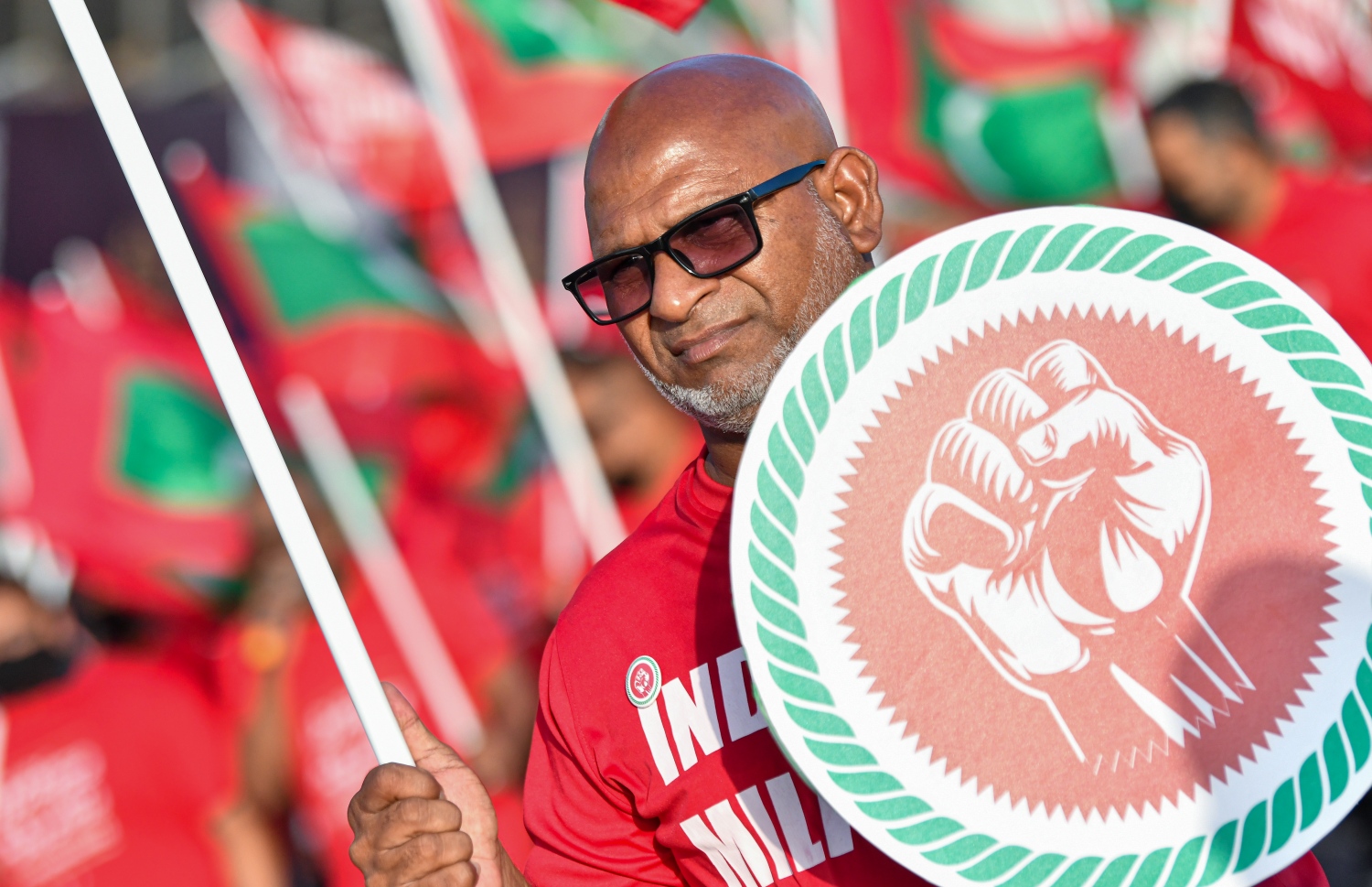 މާލެ- ނޮވެމްބަރު 12، 2021: "މިނިވަންކަމުގެ ދިފާއުގައި" ގެ ނަމުގައި އިދިކޮޅު ކޯލިޝަނުން ބޭއްވި ހިނގާލުމުގެ ބައިވެރިވި އިސް އެކްޓިވިސްޓަކު އެ ހަރަކާތުގެ ލޯގޯ ހިފައިގެން.---ފޮޓޯ: ފަޔާޒު މޫސާ/ މިހާރު