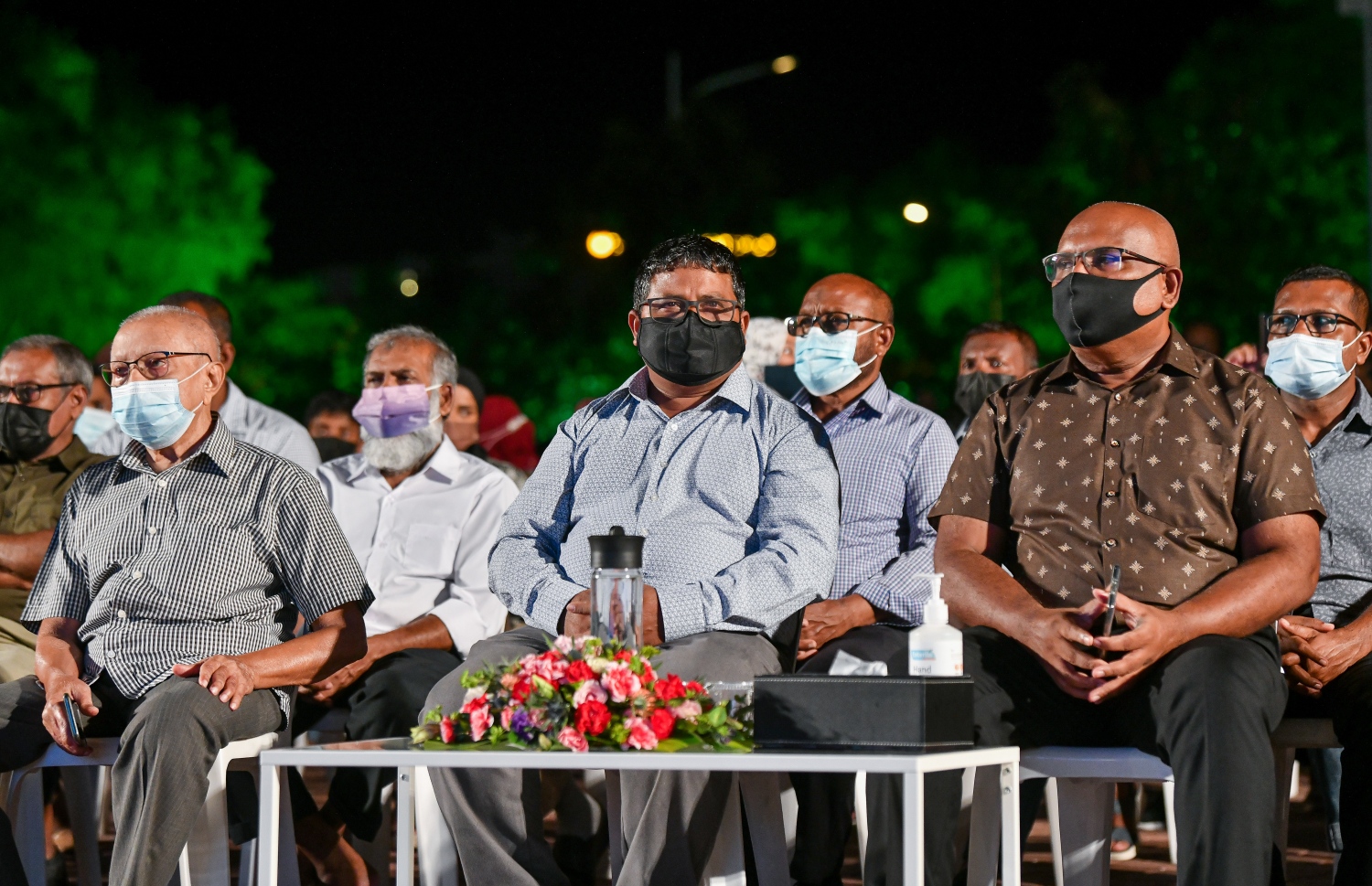 ހުޅުމާލެ- ނޮވެމްބަރު 12، 2021- މިއުޒިކާއި ލައިޓިން އެއްވަރަށް ފެންގަނޑުގެ ހަރަކާތްތައް ހިނގާ އިންޓަރެކްޓިވް ވޯޓާ ފައުންޓެއިން ސެންޓްރަލް ޕާކުގައި ހުޅުވުމުގެ ރަސްމިއްޔާތުގެ ޝަރަފުވެރި މެހުމާން ފިޝަރީޒް މިނިސްޓަރު ޑރ. ހުސައިނާއި އެޗްޑީސީގެ އެމްޑީ ސުހައިލް އަދި ކުރީގެ މިނިސްޓަރު އުމަރު ޒާހިރު ބައިވެރިވެވަޑައިގަންނަނަވަނީ.--- ފޮޓޯ: ފަޔާޒު މޫސާ/ މިހާރު