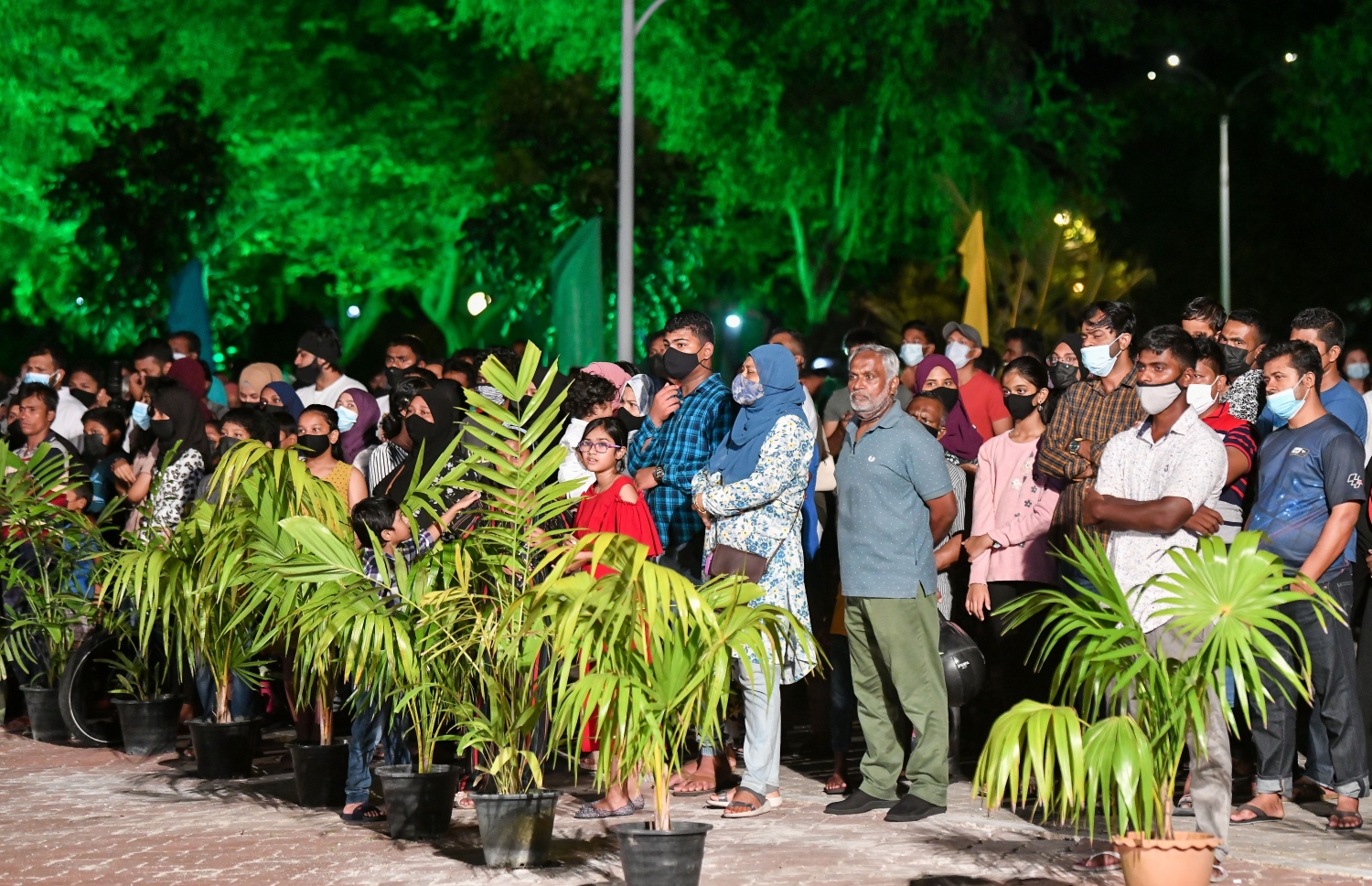 ހުޅުމާލެ- ނޮވެމްބަރު 12، 2021- މިއުޒިކާއި ލައިޓިން އެއްވަރަށް ފެންގަނޑުގެ ހަރަކާތްތައް ހިނގާ އިންޓަރެކްޓިވް ވޯޓާ ފައުންޓެއިން ސެންޓްރަލް ޕާކުގައި ހުޅުވުމުގެ ރަސްމިއްޔާތަށް ދިޔަ ބައެއް މީހުން.--- ފޮޓޯ: ފަޔާޒު މޫސާ/ މިހާރު