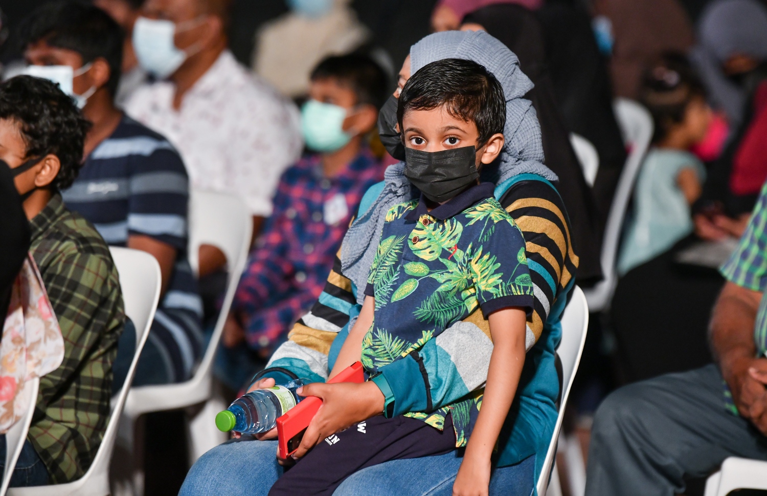 ހުޅުމާލެ- ނޮވެމްބަރު 12، 2021- މިއުޒިކާއި ލައިޓިން އެއްވަރަށް ފެންގަނޑުގެ ހަރަކާތްތައް ހިނގާ އިންޓަރެކްޓިވް ވޯޓާ ފައުންޓެއިން ސެންޓްރަލް ޕާކުގައި ހުޅުވުމުގެ ރަސްމިއްޔާތަށް ދިޔަ ބައެއް މީހުންނާއި ކުޑަކުދިން.--- ފޮޓޯ: ފަޔާޒު މޫސާ/ މިހާރު