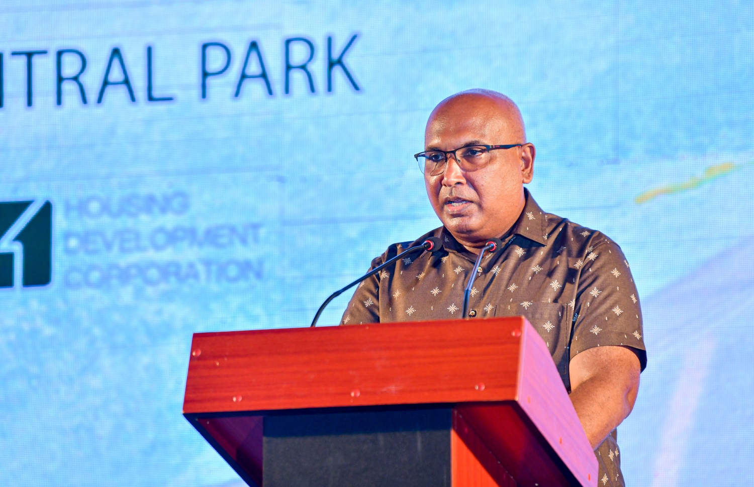 ހުޅުމާލެ- ނޮވެމްބަރު 12، 2021: ރާއްޖޭގެ އެންމެ ބޮޑު ފެންއަރުވާވަޑާން ހުޅުމާލޭގެ ސެންޓްރަލް ޕާކްގައި ހުޅުވުމުގެ ރަސްމިއްޔާތުގައި އެޗްޑީސީގެ އެމްޑީ ސުހައިލް ވާހަކަ ދައްކަވަނީ...---ފޮޓޯ: ފަޔާޒު މޫސާ/ މިހާރު