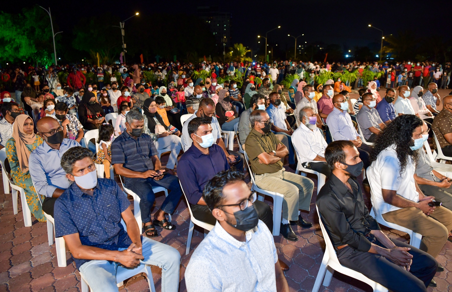 ހުޅުމާލެ- ނޮވެމްބަރު 12، 2021- މިއުޒިކާއި ލައިޓިން އެއްވަރަށް ފެންގަނޑުގެ ހަރަކާތްތައް ހިނގާ އިންޓަރެކްޓިވް ވޯޓާ ފައުންޓެއިން ސެންޓްރަލް ޕާކުގައި ހުޅުވުމުގެ ރަސްމިއްޔާތުގައި ބައިވެރިވި ބައެއް މީހުން.--- ފޮޓޯ: ފަޔާޒު މޫސާ/ މިހާރު