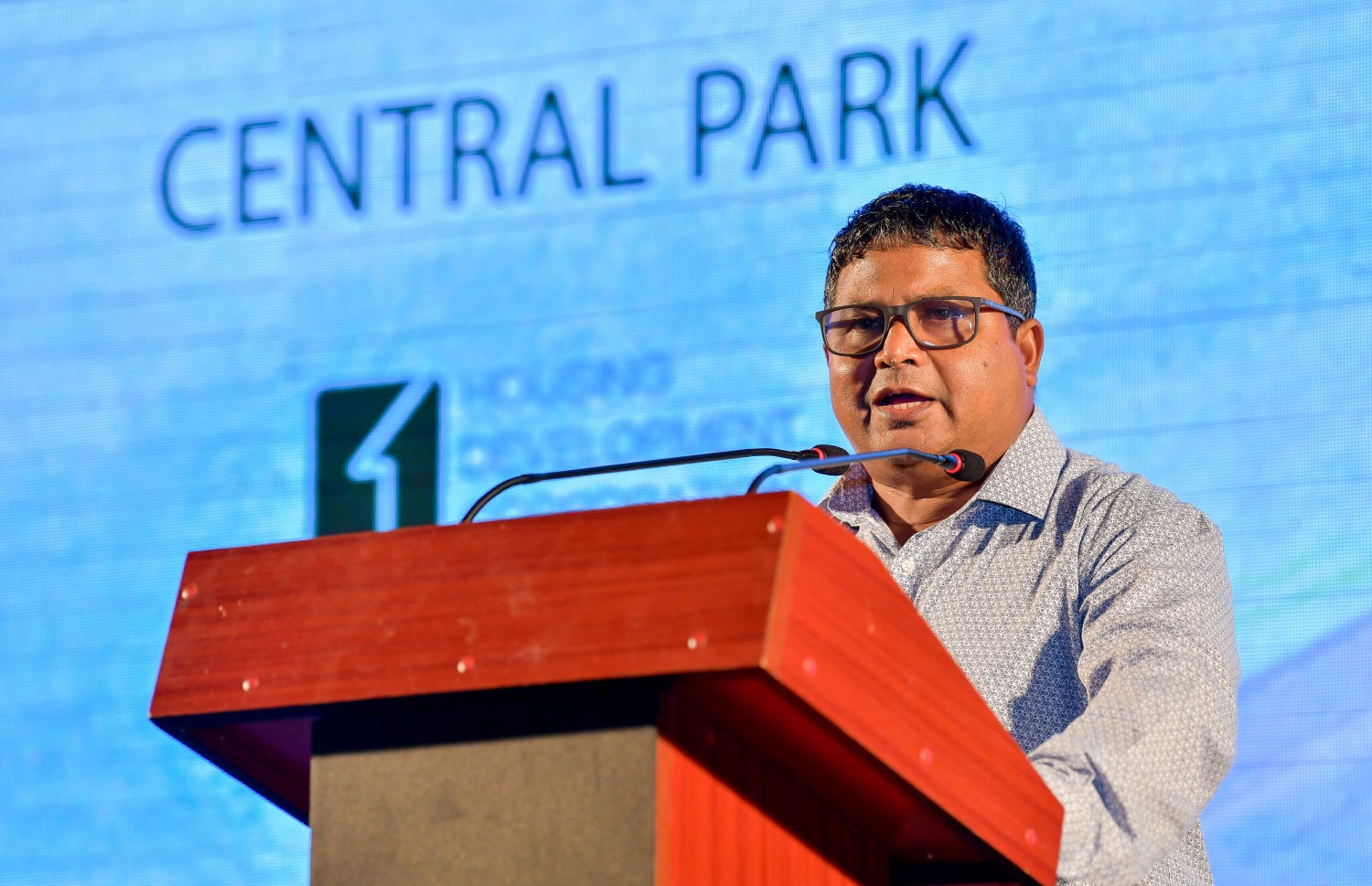 ހުޅުމާލެ- ނޮވެމްބަރު 12، 2021: ރާއްޖޭގެ އެންމެ ބޮޑު ފެންއަރުވާވަޑާން ހުޅުމާލޭގެ ސެންޓްރަލް ޕާކްގައި ހުޅުވުމުގެ ރަސްމިއްޔާތުގެ ޝަރަފުވެރި މެހުމާން ފިޝަރީޒް މިނިސްޓަރު ޑރ. ހުސައިން ވާހަކަ ދައްކަވަނީ...---ފޮޓޯ: ފަޔާޒު މޫސާ/ މިހާރު