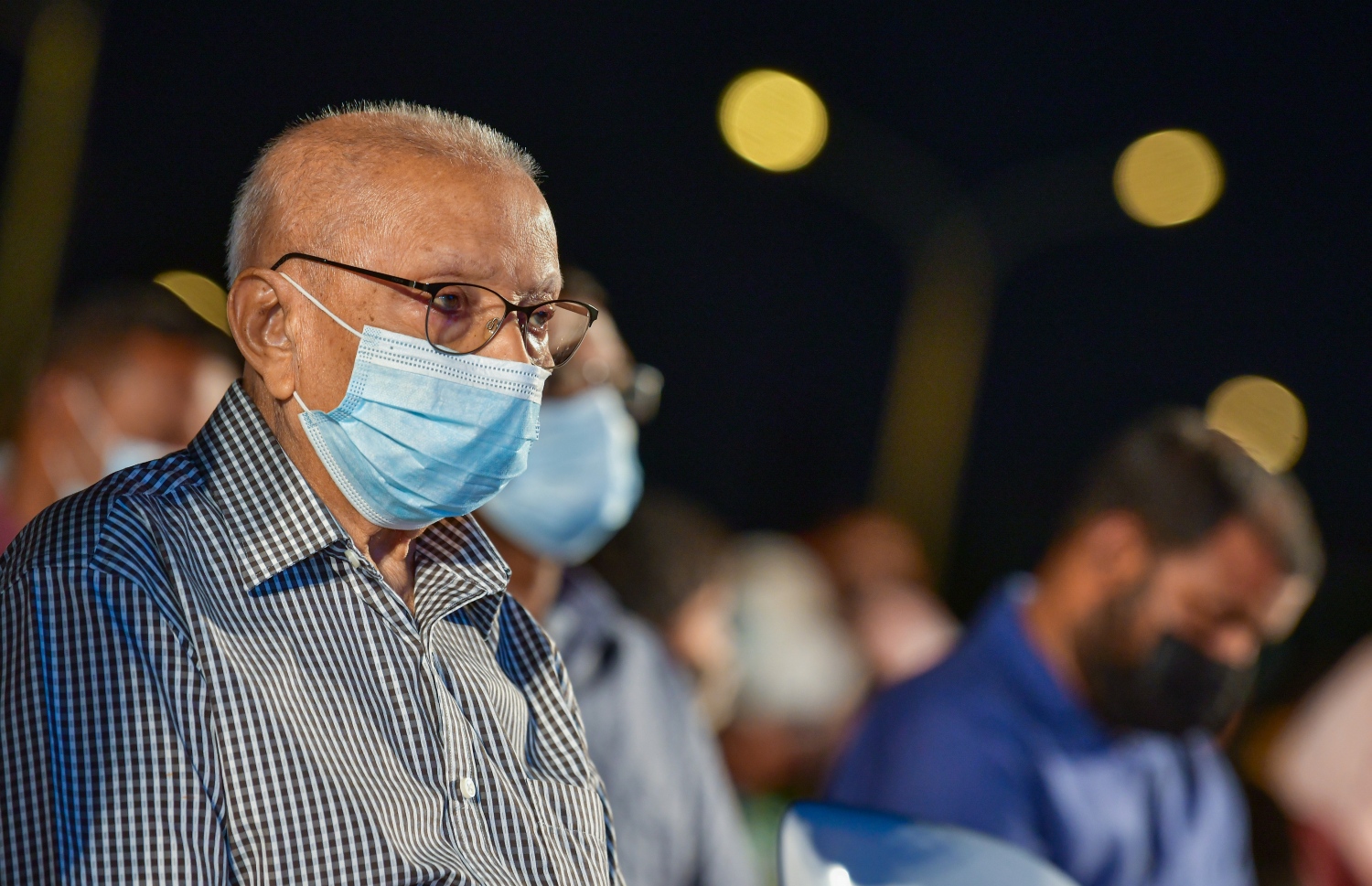 ހުޅުމާލެ- ނޮވެމްބަރު 12، 2021: ރާއްޖޭގެ އެންމެ ބޮޑު ފެންއަރުވާވަޑާން ހުޅުމާލޭގެ ސެންޓްރަލް ޕާކްގައި ހުޅުވުމުގެ ރަސްމިއްޔާތުގައި ކުރީގެ ކޮންސްޓްރަކްޝަން މިނިސްޓަރު އުމަރު ޒާހިރު ބައިވެރިވެވަޑައިގަންނަވަނީ: މިއީ ކުރީގެ ރައީސް ޔާމީންގެ ވެރިކަމުގައި 2017 ގައި އަމަލީ މަސައްކަތް ފެށި ތަނެއް. އެ މަނިކުފާނުގެ ސަރުކާރުގެ ހައުސިން މިނިސްޓަރު ޑރ. މުއިއްޒު ވިދާޅުވިގޮތުގައި ވެރިކަން ބަދަލުވިއިރު މަސައްކަތުގެ 80 ޕަސެންޓު އޮތީ ނިމިފައި.---ފޮޓޯ: ފަޔާޒު މޫސާ/ މިހާރު