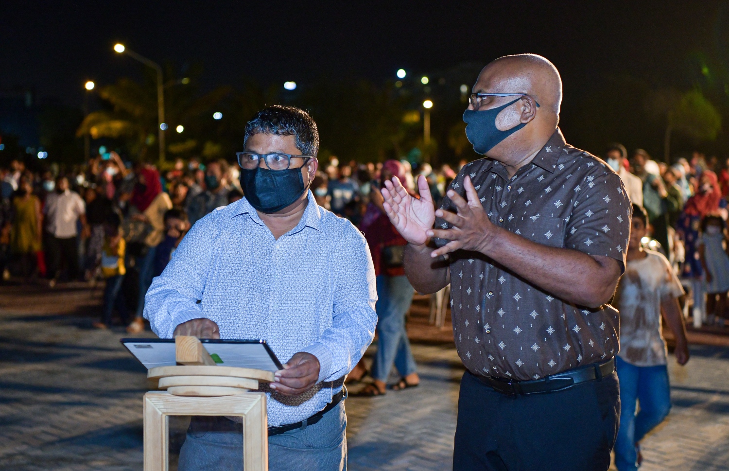 ހުޅުމާލެ- ނޮވެމްބަރު 12، 2021: ރާއްޖޭގެ އެންމެ ބޮޑު ފެންއަރުވާވަޑާން، ފިޝަރީޒް މިނިސްޓަރު ޑރ. ހުސައިން ހުޅުއްވައި ދެއްވާއިރު އެޗްޑީސީގެ މެނޭޖިން ޑިރެކްޓަރު ސުހައިލް އަރިހުގައި: މިއީ ކުރީގެ ރައީސް ޔާމީންގެ ވެރިކަމުގައި 2017 ގައި އަމަލީ މަސައްކަތް ފެށި ތަނެއް. އެ މަނިކުފާނުގެ ސަރުކާރުގެ ހައުސިން މިނިސްޓަރު ޑރ. މުއިއްޒު ވިދާޅުވިގޮތުގައި ވެރިކަން ބަދަލުވިއިރު މަސައްކަތުގެ 80 ޕަސެންޓު އޮތީ ނިމިފައި.---ފޮޓޯ: ފަޔާޒު މޫސާ/ މިހާރު