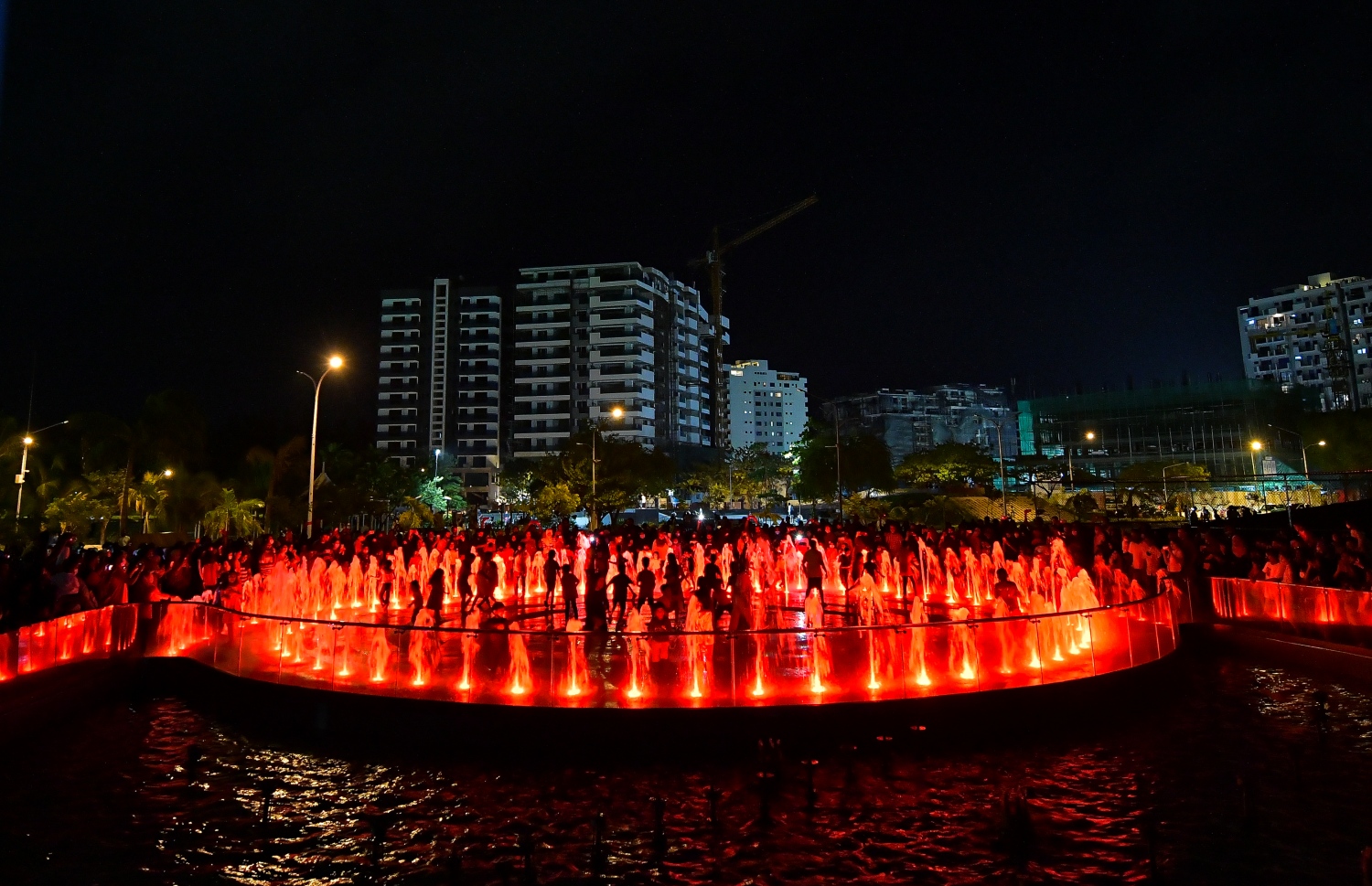 ހުޅުމާލެ- ނޮވެމްބަރު 12، 2021: މިއުޒިކާއި ލައިޓިންއާ އެއްވަރަށް ފެންގަނޑުގެ ހަރަކާތްތައް ހިނގާ އިންޓަރެކްޓިވް ވޯޓާ ފައުންޓެއިން ހުޅުމާލޭގެ ސެންޓްރަލް ޕާކުގައި ހަދާފައި ވަނީ ތުރުކީގެ ކުންފުންޏެއް ކަމަށްވާ "އަލްކޭ އިންސާތު ސަނައީ ވެ ޓިކަރެޓް އޭއެސް" އިން.--- ފޮޓޯ: ފަޔާޒު މޫސާ/ މިހާރު