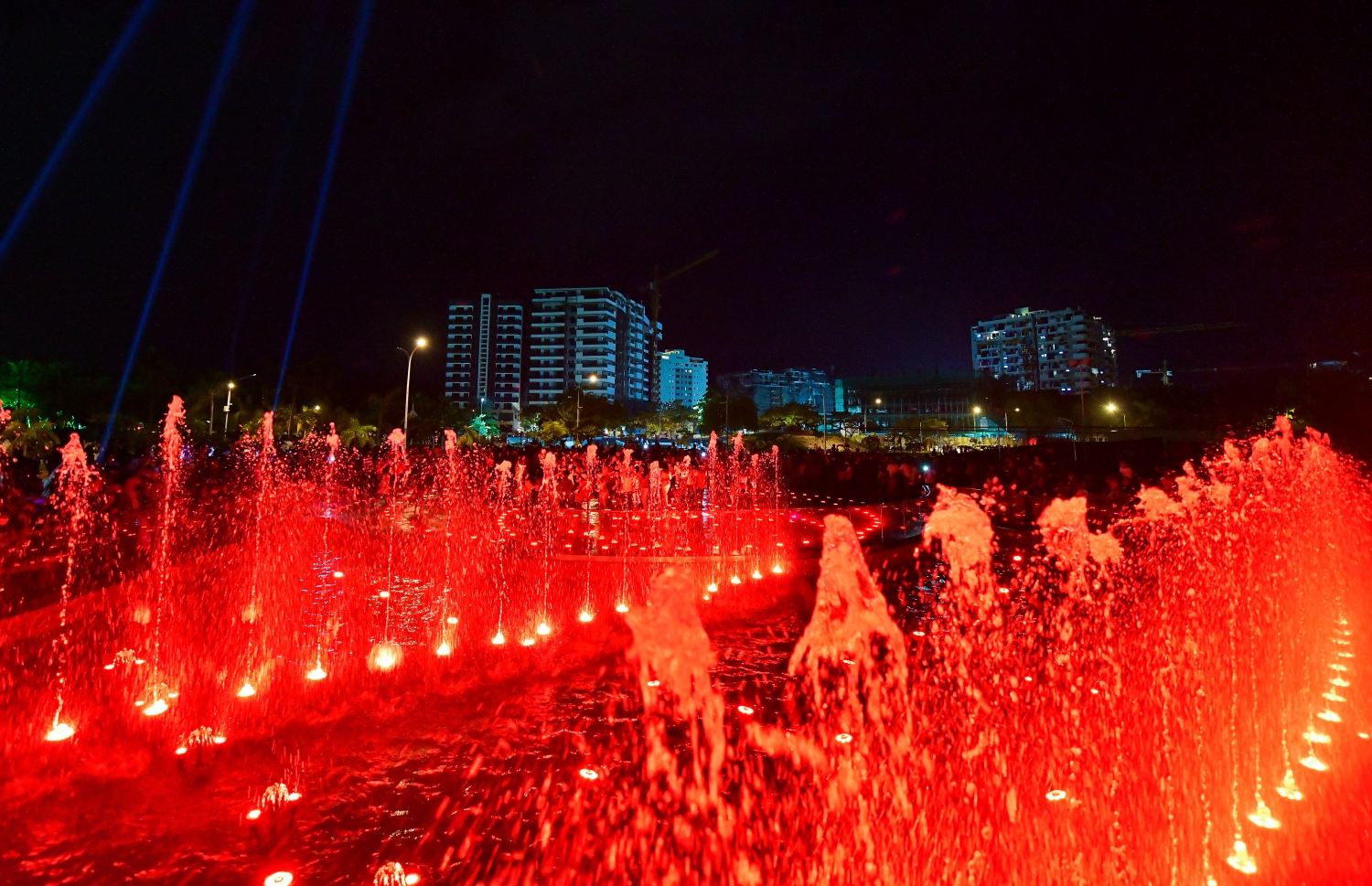 ހުޅުމާލެ- ނޮވެމްބަރު 12، 2021: ހުޅުމާލޭ ސެންޓްރަލް ޕާކުގައި ހުޅުވި ރާއްޖޭގެ އެންމެ ބޮޑު ފެންއަރުވާވަޑާން: މިއީ ކުރީގެ ރައީސް ޔާމީންގެ ވެރިކަމުގައި 2017 ގައި އަމަލީ މަސައްކަތް ފެށި މަޝްރޫއެއް ކަމަށް ވާއިރު، އެ މަނިކުފާނުގެ ވެރިކަން ނޮވެމްބަރު 2018 ގައި ބަދަލުވިއިރު 80 ޕަސެންޓް ނިމިފައިވާ ކަމަށް އޭރުގެ ހައުސިން މިނިސްޓަރު ޑރ. މުއިއްޒު ވިދާޅުވޭ.---ފޮޓޯ: ފަޔާޒު މޫސާ/ މިހާރު