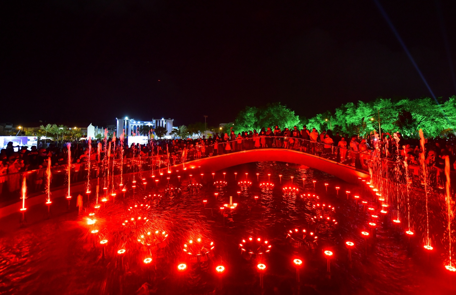 ހުޅުމާލެ- ނޮވެމްބަރު 12، 2021: ހުޅުމާލޭ ސެންޓްރަލް ޕާކުގައި ހުޅުވި ރާއްޖޭގެ އެންމެ ބޮޑު ފެންއަރުވާވަޑާން: މިއީ ކުރީގެ ރައީސް ޔާމީންގެ ވެރިކަމުގައި 2017 ގައި އަމަލީ މަސައްކަތް ފެށި މަޝްރޫއެއް ކަމަށް ވާއިރު، އެ މަނިކުފާނުގެ ވެރިކަން ނޮވެމްބަރު 2018 ގައި ބަދަލުވިއިރު 80 ޕަސެންޓް ނިމިފައިވާ ކަމަށް އޭރުގެ ހައުސިން މިނިސްޓަރު ޑރ. މުއިއްޒު ވިދާޅުވޭ.---ފޮޓޯ: ފަޔާޒު މޫސާ/ މިހާރު