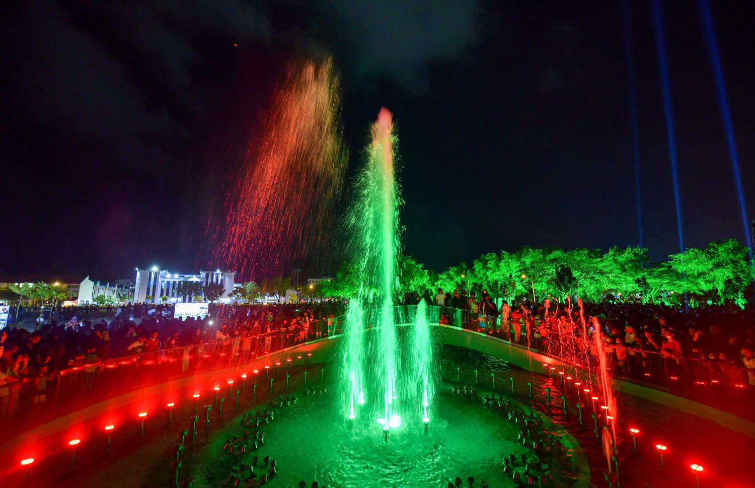 ހުޅުމާލެ- ނޮވެމްބަރު 12، 2021: ހުޅުމާލޭ ސެންޓްރަލް ޕާކުގައި ހުޅުވި ރާއްޖޭގެ އެންމެ ބޮޑު ފެންއަރުވާވަޑާން: މިއީ ކުރީގެ ރައީސް ޔާމީންގެ ވެރިކަމުގައި 2017 ގައި އަމަލީ މަސައްކަތް ފެށި މަޝްރޫއެއް ކަމަށް ވާއިރު، އެ މަނިކުފާނުގެ ވެރިކަން ނޮވެމްބަރު 2018 ގައި ބަދަލުވިއިރު 80 ޕަސެންޓް ނިމިފައިވާ ކަމަށް އޭރުގެ ހައުސިން މިނިސްޓަރު ޑރ. މުއިއްޒު ވިދާޅުވޭ.---ފޮޓޯ: ފަޔާޒު މޫސާ/ މިހާރު