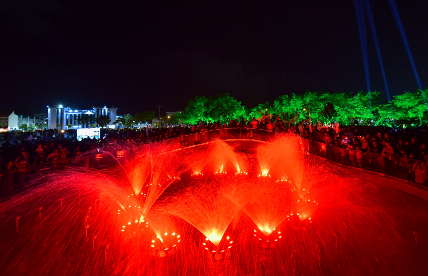 ހުޅުމާލެ- ނޮވެމްބަރު 12، 2021: ހުޅުމާލޭ ސެންޓްރަލް ޕާކުގައި ހުޅުވި ރާއްޖޭގެ އެންމެ ބޮޑު ފެންއަރުވާވަޑާން: މިއީ ކުރީގެ ރައީސް ޔާމީންގެ ވެރިކަމުގައި 2017 ގައި އަމަލީ މަސައްކަތް ފެށި މަޝްރޫއެއް ކަމަށް ވާއިރު، އެ މަނިކުފާނުގެ ވެރިކަން ނޮވެމްބަރު 2018 ގައި ބަދަލުވިއިރު 80 ޕަސެންޓް ނިމިފައިވާ ކަމަށް އޭރުގެ ހައުސިން މިނިސްޓަރު ޑރ. މުއިއްޒު ވިދާޅުވޭ.---ފޮޓޯ: ފަޔާޒު މޫސާ/ މިހާރު