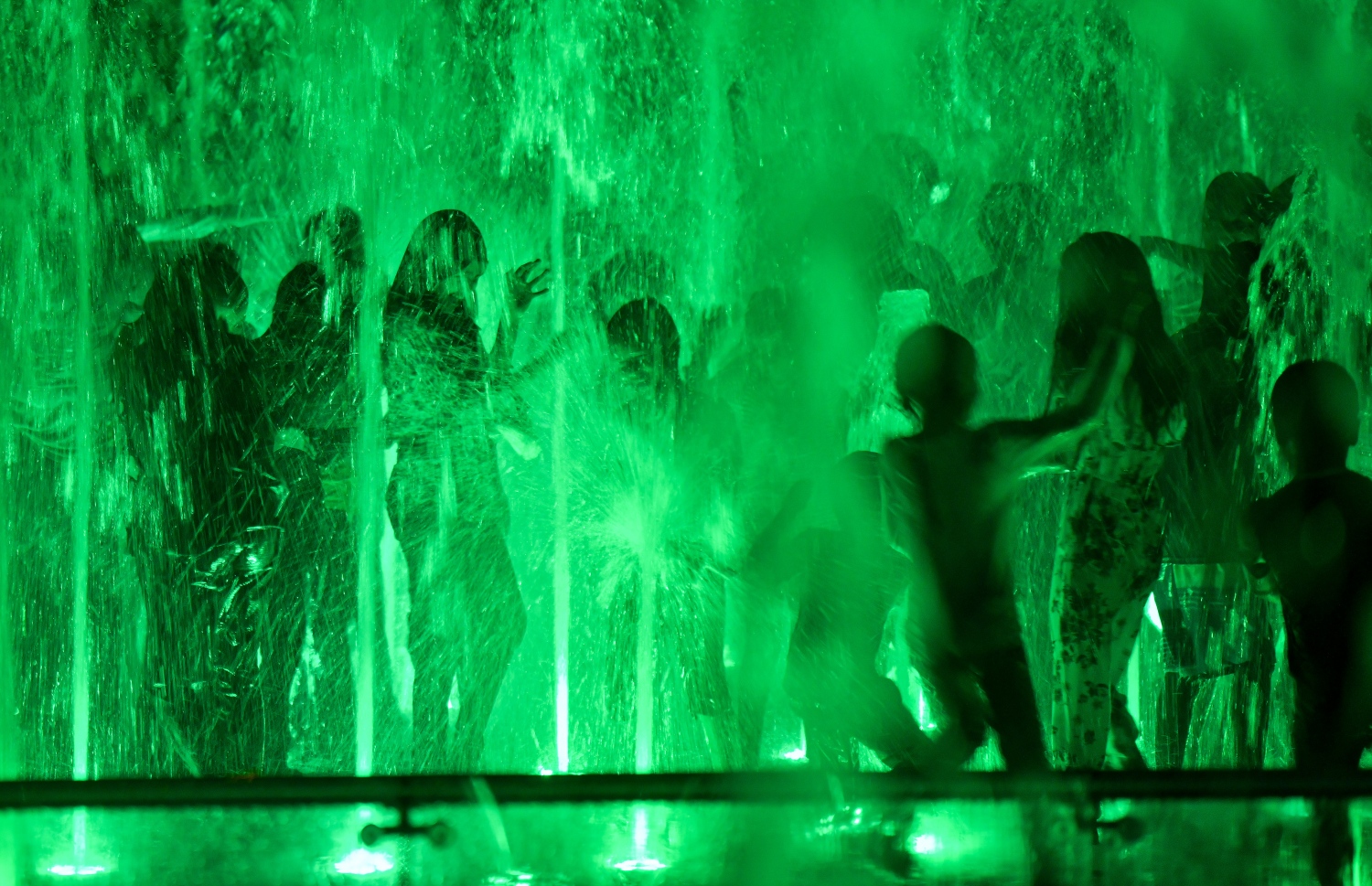 ހުޅުމާލެ- ނޮވެމްބަރު 12، 2021: ހުޅުމާލޭ ސެންޓްރަލް ޕާކުގައި ހުޅުވި ރާއްޖޭގެ އެންމެ ބޮޑު ފެންއަރުވާ ވާޑާމުގައި ކުޑަކުދިން ކުޅެނީ: މިއީ ފޫހިފިލުވައިލަން ކުރިމަގުގައި ގިނަ ބަޔަކު ޖަމާވާނެ ތަނެއް.---ފޮޓޯ: ފަޔާޒު މޫސާ/ މިހާރު