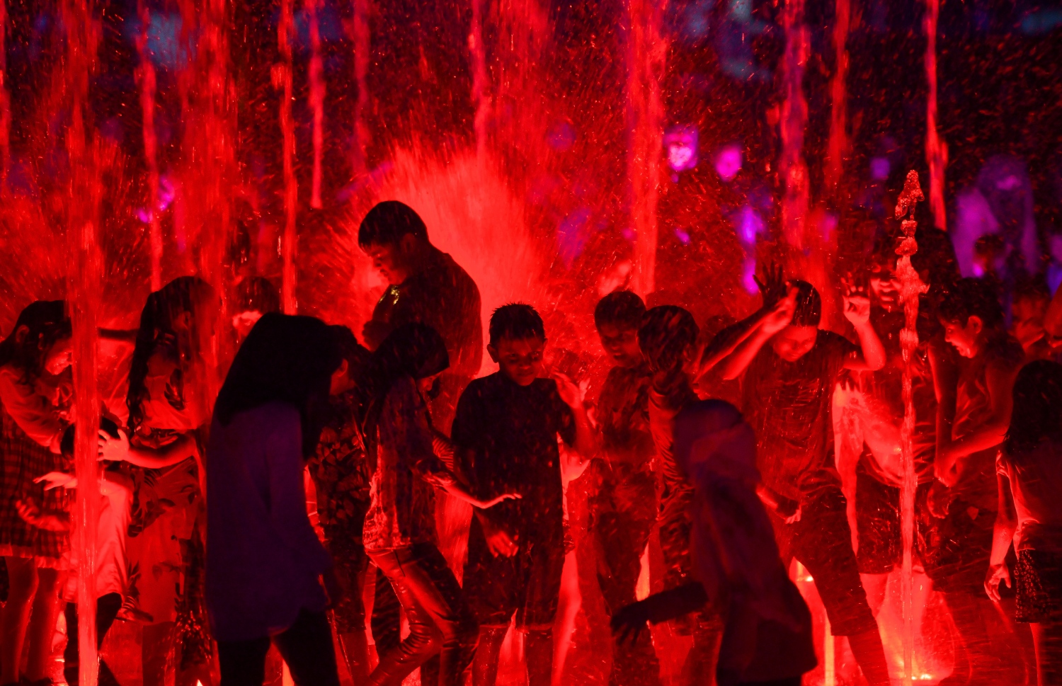 ހުޅުމާލެ- ނޮވެމްބަރު 12، 2021: ހުޅުމާލޭ ސެންޓްރަލް ޕާކުގައި ހުޅުވި ރާއްޖޭގެ އެންމެ ބޮޑު ފެންއަރުވާ ވާޑާމުގައި ކުޑަކުދިން ކުޅެނީ: ކުރީގެ ރައީސް ޔާމީންގެ ވެރިކަމުގައި 2017 ގައި އަމަލީ މަސައްކަތް ފެށި އެ ފައުންޓެއިންގެ ރީތި މަންޒަރުތައް ބަލައިލަން ރޭ ވެސް ގިނަ ބަޔަކު އެއްވި.---ފޮޓޯ: ފަޔާޒު މޫސާ/ މިހާރު