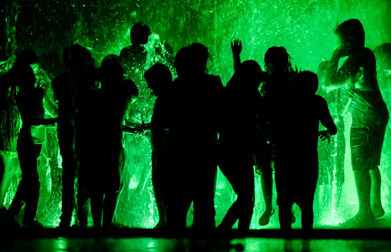 ހުޅުމާލެ- ނޮވެމްބަރު 12، 2021: ހުޅުމާލޭ ސެންޓްރަލް ޕާކުގައި ހުޅުވި ރާއްޖޭގެ އެންމެ ބޮޑު ފެންއަރުވާ ވާޑާމުގައި ކުޑަކުދިން ކުޅެނީ: މިއީ ފޫހިފިލުވައިލަން ކުރިމަގުގައި ގިނަ ބަޔަކު ޖަމާވާނެ ތަނެއް.---ފޮޓޯ: ފަޔާޒު މޫސާ/ މިހާރު