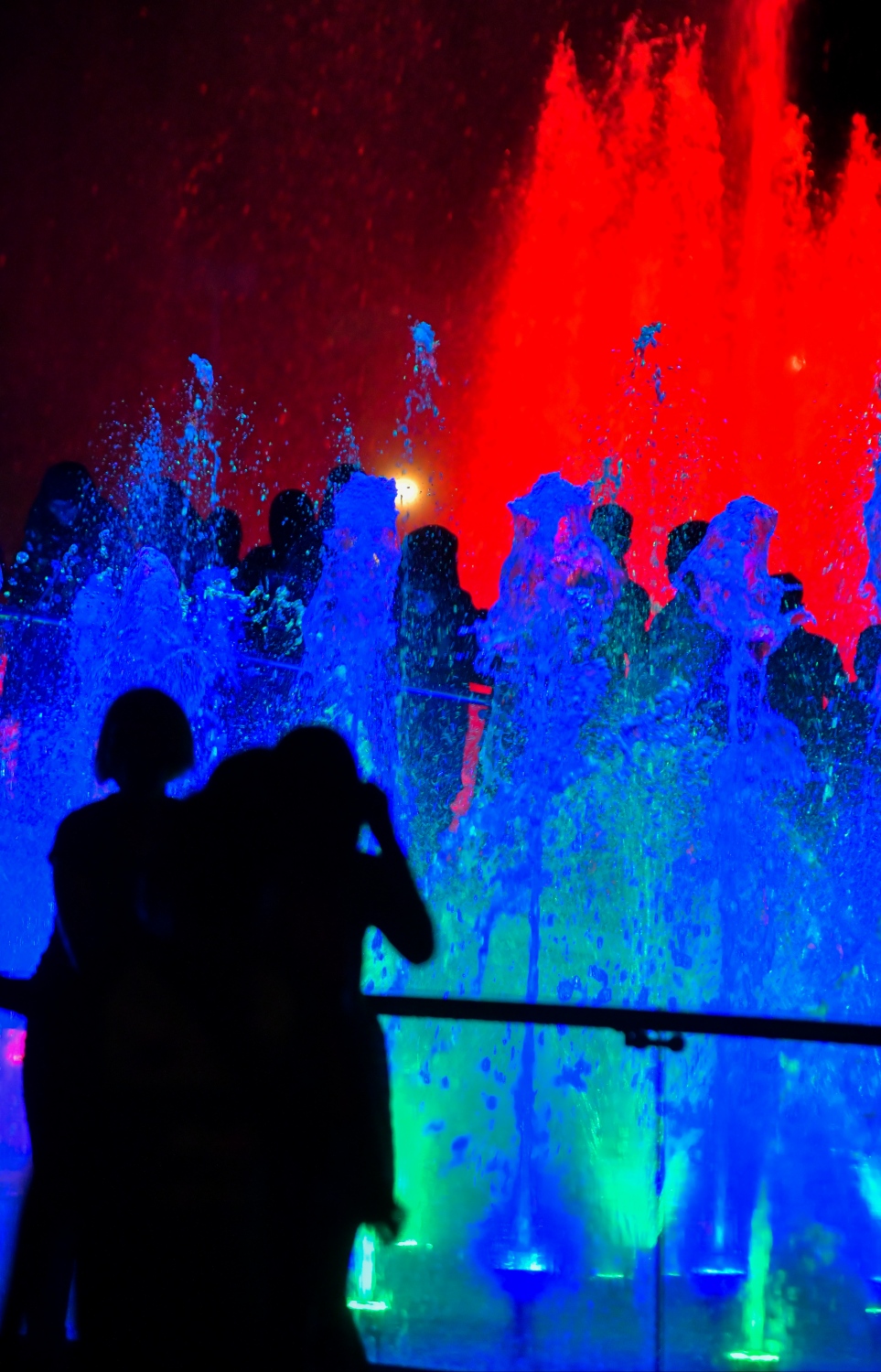 ހުޅުމާލެ- ނޮވެމްބަރު 12، 2021: ހުޅުމާލޭގެ ސެންޓްރަލް ޕާކްގައި ހެދި މިއުޒިކާއި ލައިޓިންއާ އެއްވަރަށް ފެންގަނޑުގެ ހަރަކާތްތައް ހިނގާ އިންޓަރެކްޓިވް ވޯޓާ ފައުންޓެއިންގެ ސަޅި މަންޒަރުތައް ފޮޓޯ ނަގަނީ.--- ފޮޓޯ: ފަޔާޒު މޫސާ /. މިހާރު