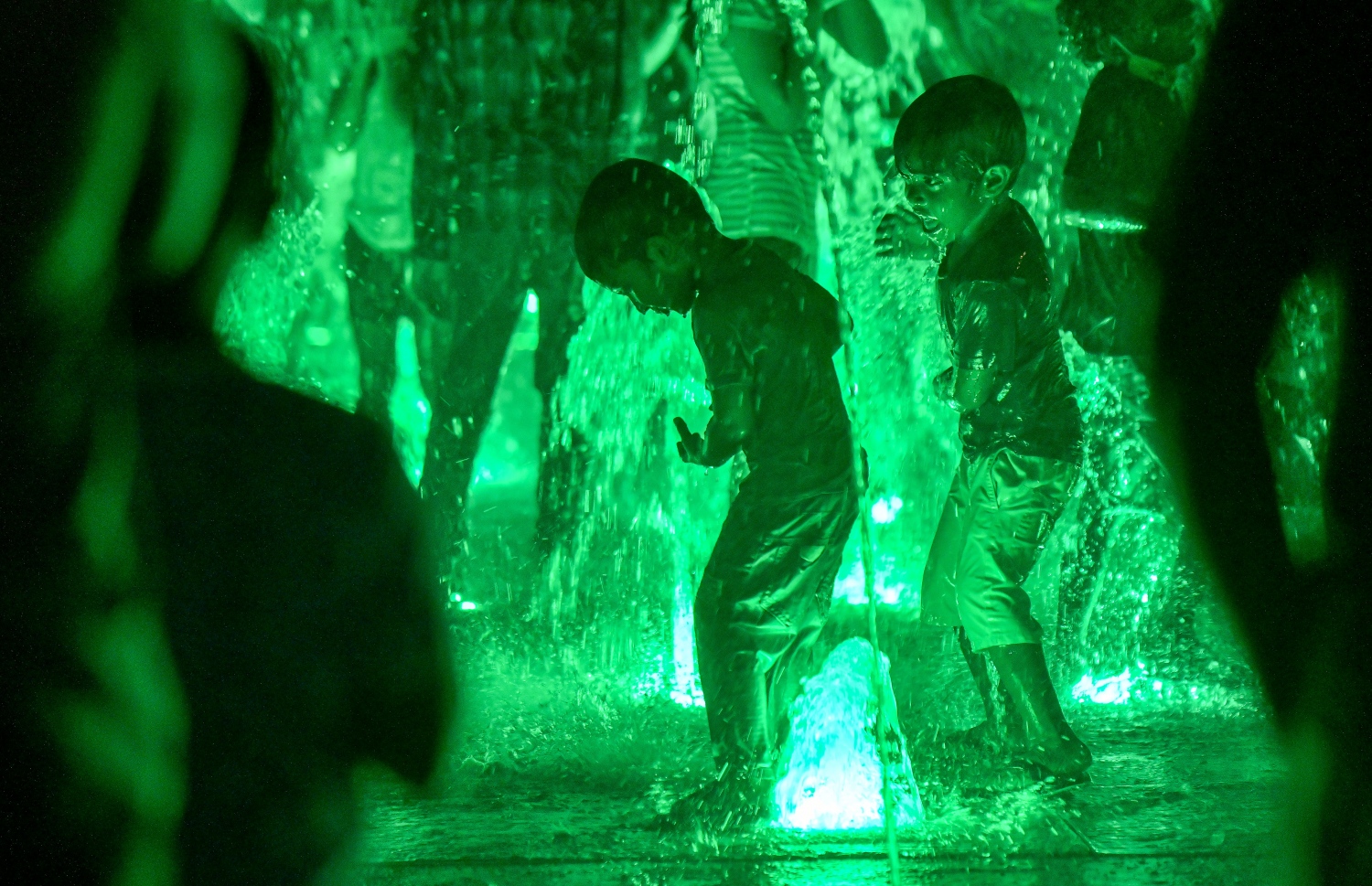 ހުޅުމާލެ- ނޮވެމްބަރު 12، 2021: ހުޅުމާލޭ ސެންޓްރަލް ޕާކުގައި ހުޅުވި ރާއްޖޭގެ އެންމެ ބޮޑު ފެންއަރުވާ ވާޑާމުގައި ކުޑަކުދިން ކުޅެނީ: ކުރީގެ ރައީސް ޔާމީންގެ ވެރިކަމުގައި 2017 ގައި އަމަލީ މަސައްކަތް ފެށި އެ ފައުންޓެއިންގެ ރީތި މަންޒަރުތައް ބަލައިލަން ރޭ ވެސް ގިނަ ބަޔަކު އެއްވި.---ފޮޓޯ: ފަޔާޒު މޫސާ/ މިހާރު