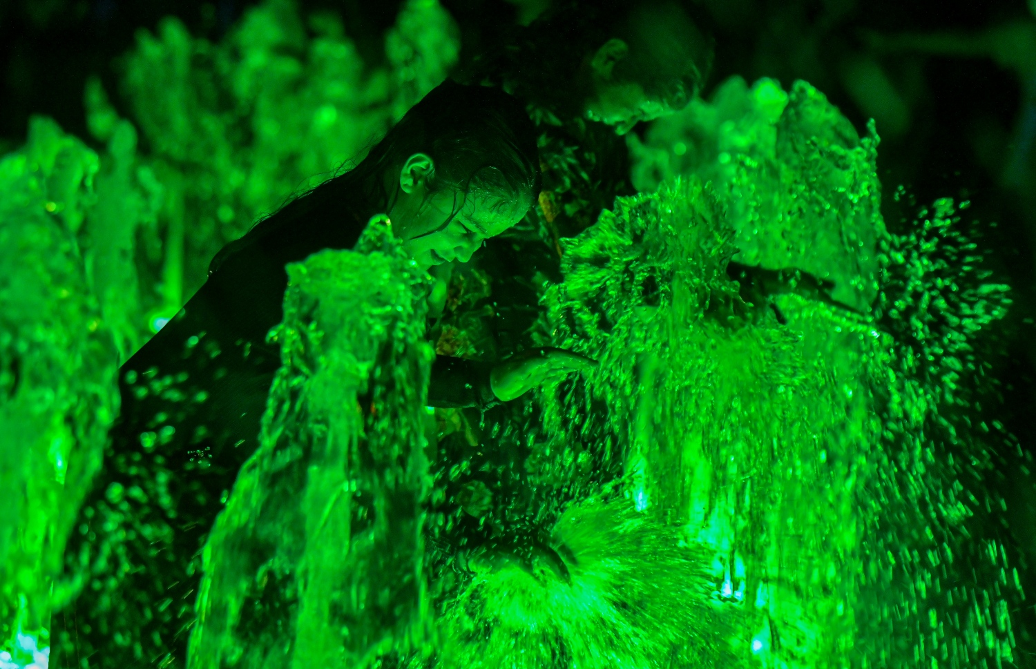 ހުޅުމާލެ- ނޮވެމްބަރު 12، 2021: ހުޅުމާލޭ ސެންޓްރަލް ޕާކުގައި ހުޅުވި ރާއްޖޭގެ އެންމެ ބޮޑު ފެންއަރުވާ ވާޑާމުގައި ކުޑަކުދިން ކުޅެނީ: ކުރީގެ ރައީސް ޔާމީންގެ ވެރިކަމުގައި 2017 ގައި އަމަލީ މަސައްކަތް ފެށި އެ ފައުންޓެއިންގެ ރީތި މަންޒަރުތައް ބަލައިލަން ރޭ ވެސް ގިނަ ބަޔަކު އެއްވި.---ފޮޓޯ: ފަޔާޒު މޫސާ/ މިހާރު