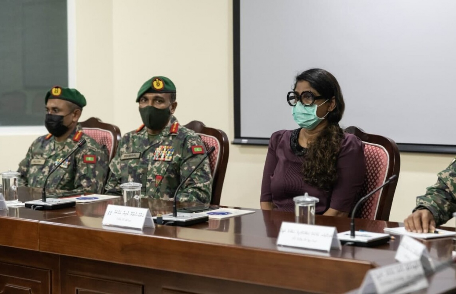 އެމްއެންޑީއެފްގެ އިސް ބޭފުޅުންނާ އެކު ޑިފެންސް މިނިސްޓަރު، މަޖިލީހުގެ ގައުމީ ސަލާމަތާ ބެހޭ ކޮމެޓީ އަށް ރޭ މައުލޫމާތު ދެއްވަނީ-- ފޮޓޯ: މަޖިލިސްގެ އިދާރާ