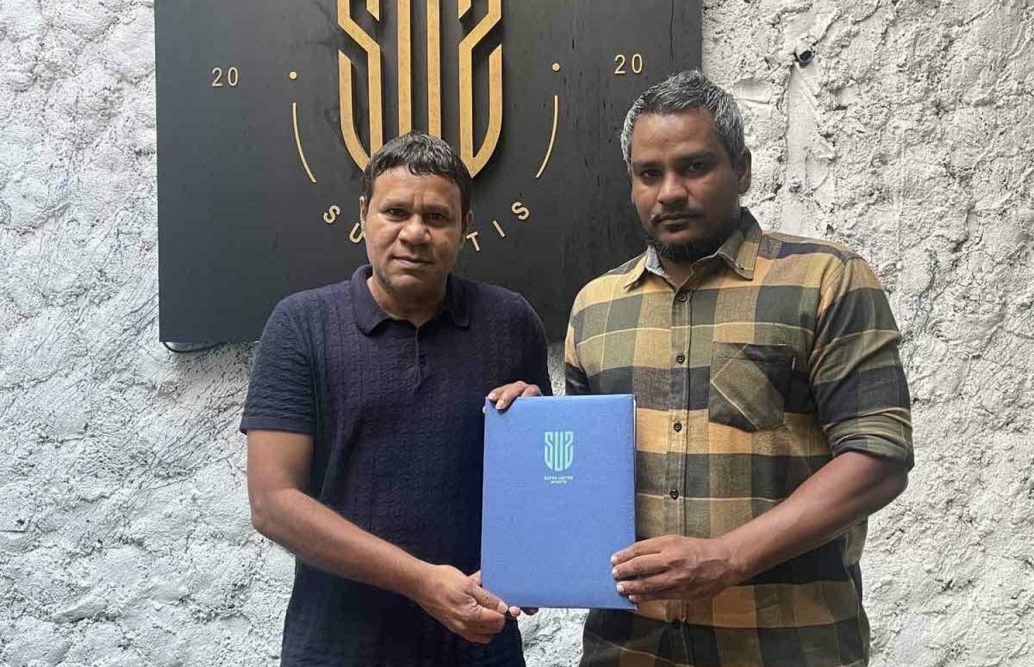 ސަސްގެ އެގްރިމެންޓްގައި ސޮއިކުރުމަށް ފަހު އިންމަ (ވ) ރަމްޒީ ފޮޓޯއަކަށް ހުއްޓިލައިގެން. --- ފޮޓޯ: ސަސް