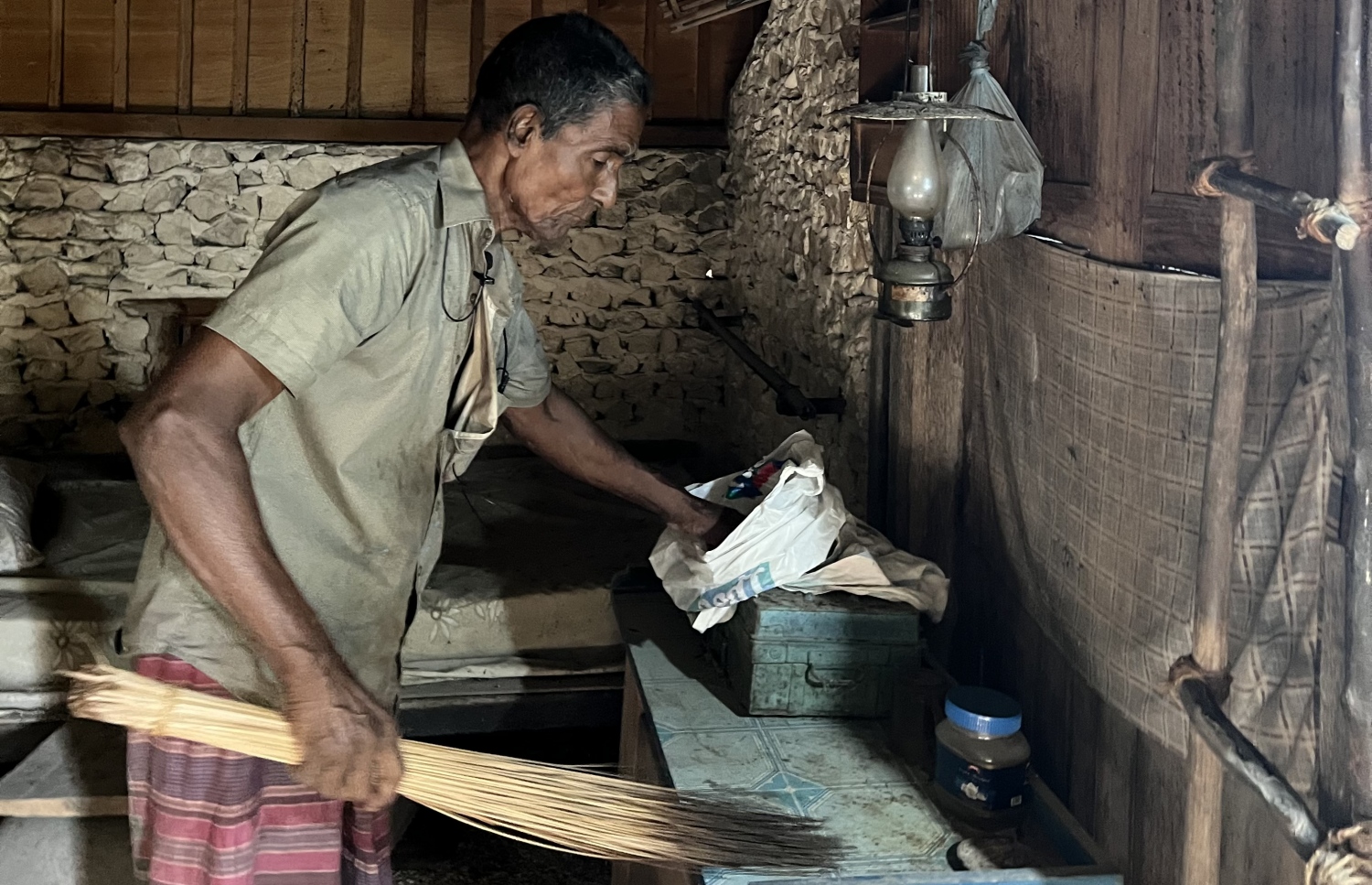 އަލީ މުހައްމަދު ތަރިޖެހިގޭގެ އެތެރޭގައި: މި ގޭތެރެއިން ފެންނަނީ އިހުގެ ދިރިއުޅުން. -- ފޮޓޯ/ މިހާރު