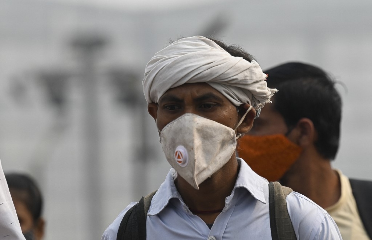 ވިހަ ދުމުން ޖައްވު ތަގައްޔަރުވެފައިވާ އިރު، ނިއު ދިއްލީގައި މަގު ހިނގާފައިވާ މީހަކު ދުމުން ސަލާމަތް ވުމަށް މާސްކު އަޅައިގެން. --އޭއެފްޕީ