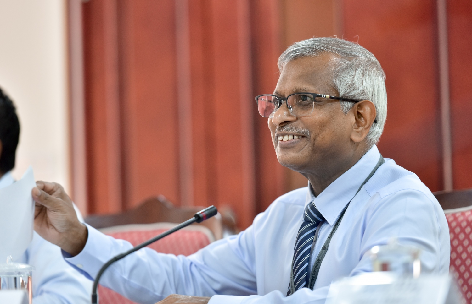 ގަވަރުނަރު އަލީ ހާޝިމް: ފުރަތަމަ ފަހަރަށް އޭނާ ސޮއިކުރެއްވީ މިއަދު ދައުރުކުރަން ފެށި 20ރ. ގެ އާ ނޫޓުގައި.---ފޮޓޯ:މިހާރު