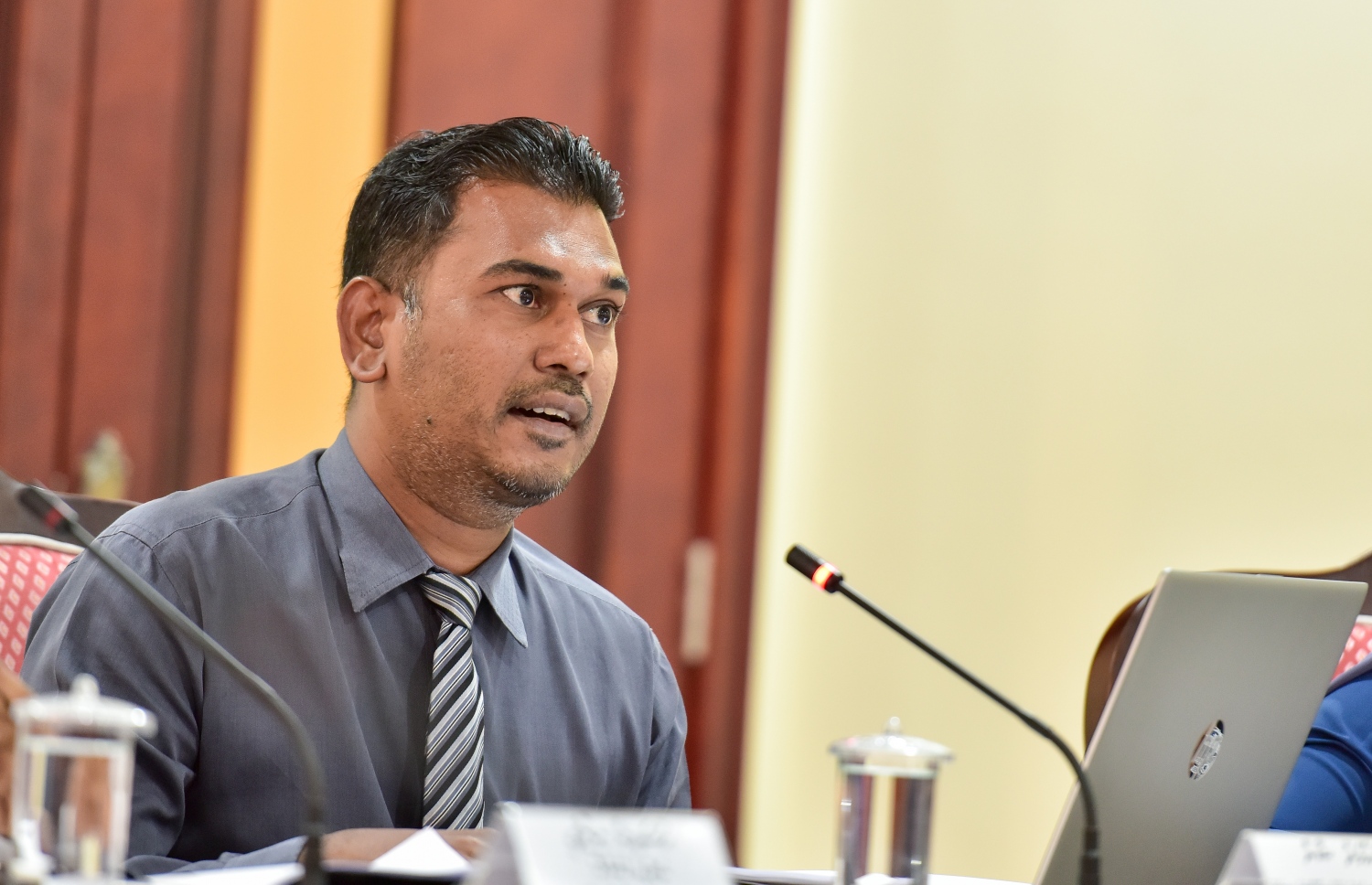 އޮޑިޓް އޮފީހުގެ ޑިރެކްޓަރު އަހުމަދު ޝާން ބަޖެޓާ ގުޅޭގޮތުން މައުލޫމާތު ހިއްސާ ކުރައްވަނީ-- ފޮޓޯ: ނިޝާން އަލީ/މިހާރު