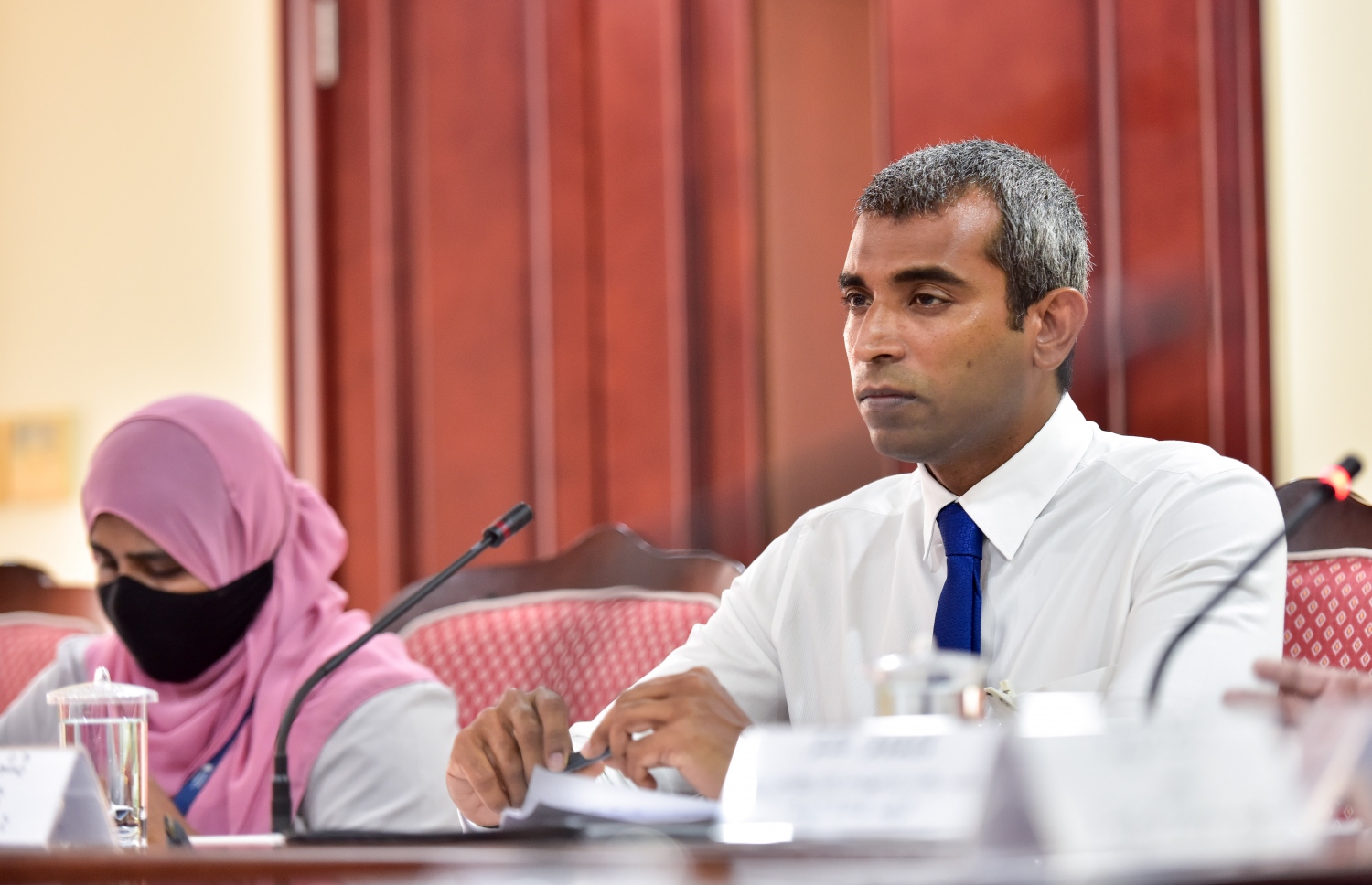 އޮޑިޓަ ޖެނެރަލް ހުސައިން ނިޔާޒީ ރައްޔިތުންގެ މަޖިލީހުގެ ބަޖެޓު ދިރާސާ ކުރާ ކޮމިޓީއަށް ހާޒިރުވެ މައުލޫމާތު ދެއްވަނީ-- ފޮޓޯ: ނިޝާން އަލީ/މިހާރު