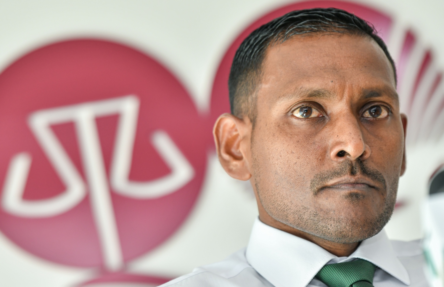 މި މަހުގެ ކުރީކޮޅު ބޭއްވި މީޑިއާ ބްރީފިންއެއްގައި ޕީޖީ ޝަމީމް ނޫސްވެރިންގެ ސުވާލުތައް އަޑުއައްސަވަނީ: މަހްލޫފު ވިދާޅުވަނީ އޭނާއާ މެދު ޕީޖީ ޒާތީ ވެފައިވާ ކަމަށް.---ފޮޓޯ: ފަޔާޒު މޫސާ/ މިހާރު