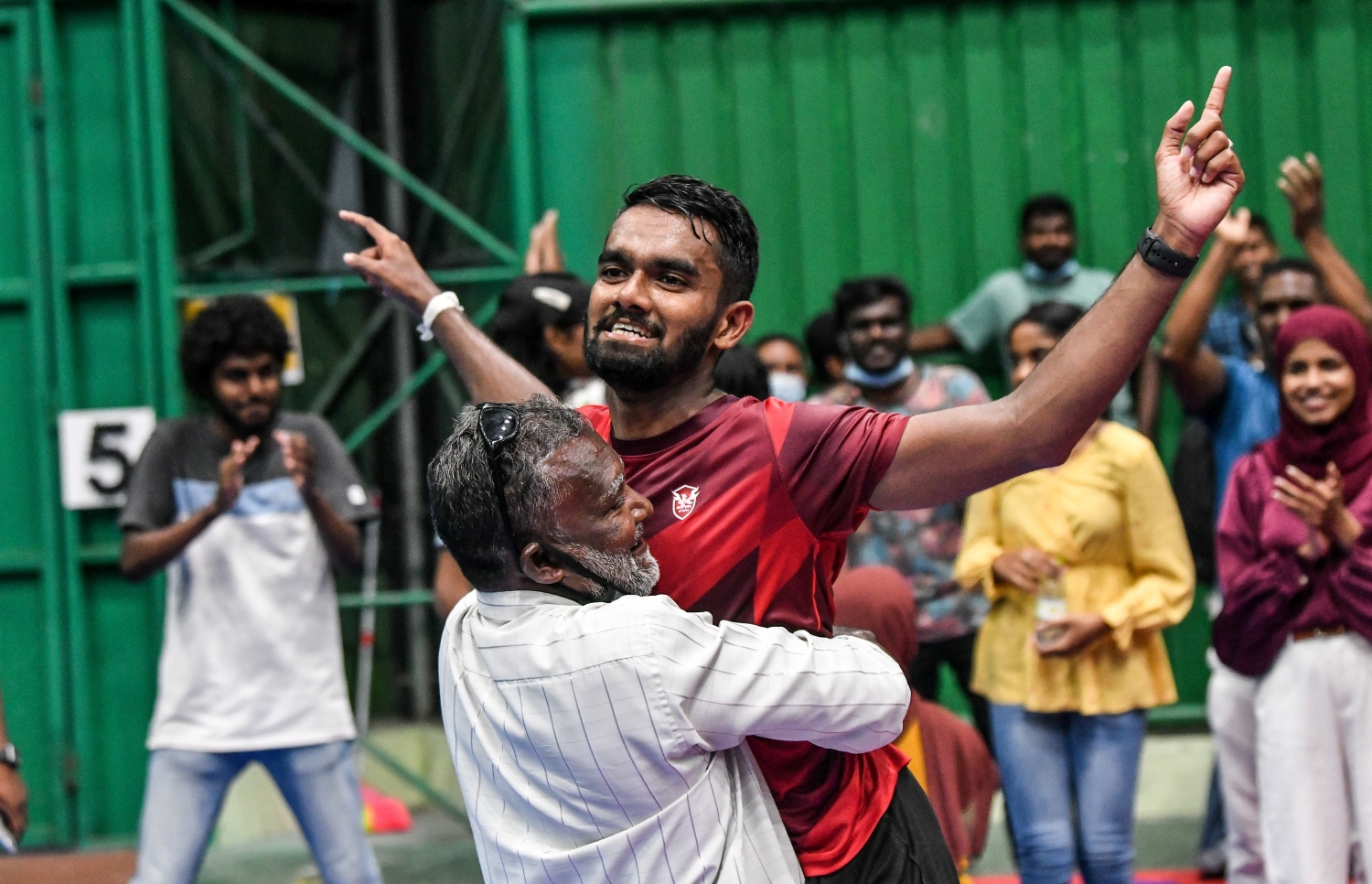 ތޯއިފް އޭނާގެ އާއިލާއާއކެު އުފާފާޅު ކުރަނީ --- ފޮޓޯ: ނިޝާން އަލީ | މިހާރު