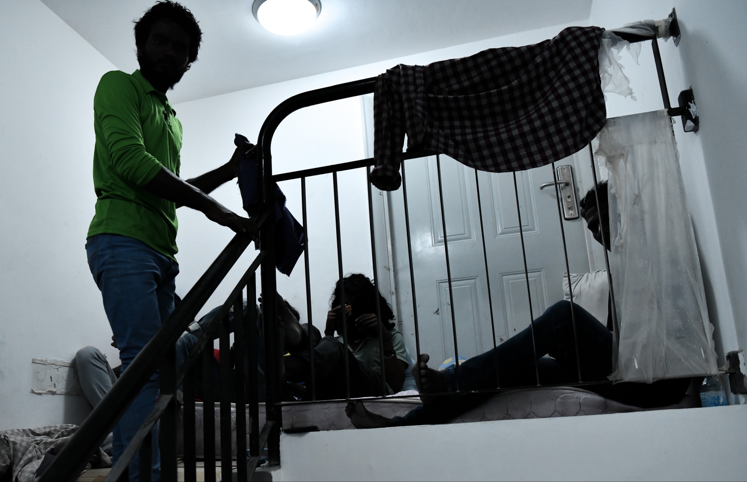 ފްލެޓެއްގެ ޓެރަސް ސިޑިމަތީގައި މަސްތުވެގެން ތިބި ބަޔަކު މަޑުކޮށްލައިގެން ވާހަކައިގައި: މިތަނުގައި ކޮންމެ ދުވަހަކު ވެސް އެތައް އިރެއް ވަންދެން އެ މީހުން ތިބޭ. -- ފޮޓޯ: ނިޝާން އަލީ / މިހާރު